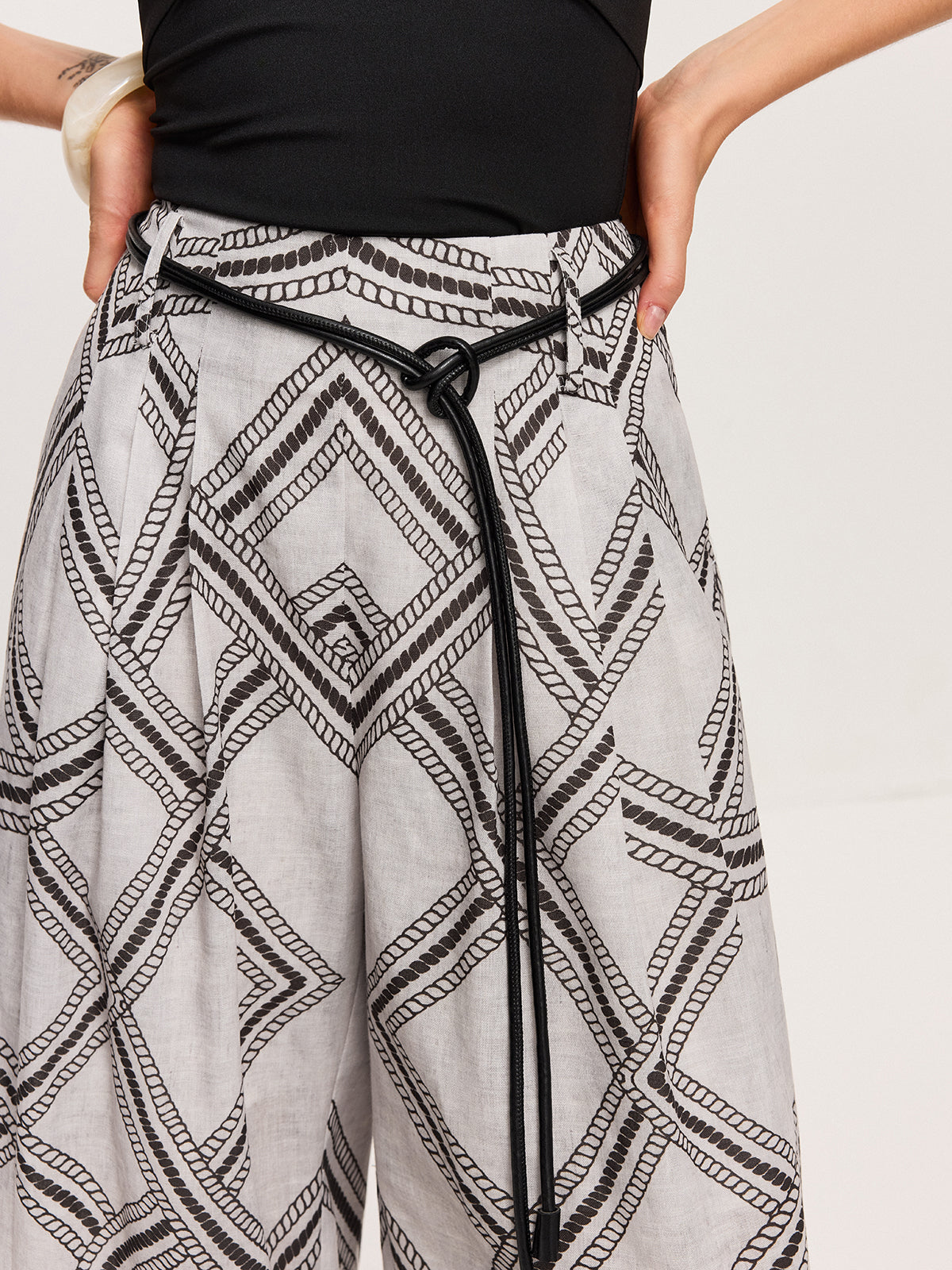 Hose mit weitem Bein, Gürtel und geometrischem Muster