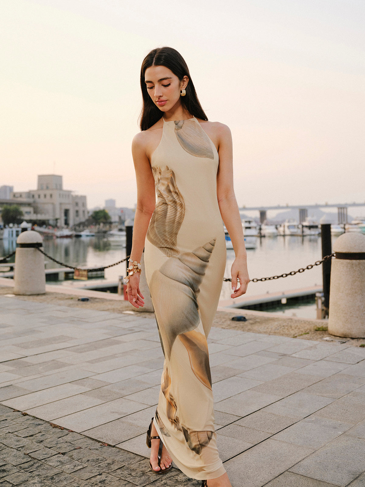 Netz-Neckholder-Kleid mit offenem Rücken