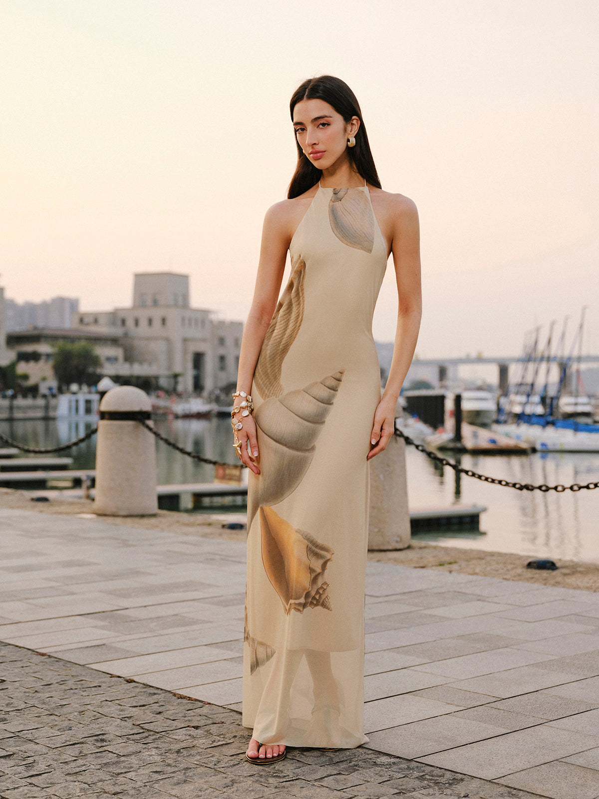 Netz-Neckholder-Kleid mit offenem Rücken