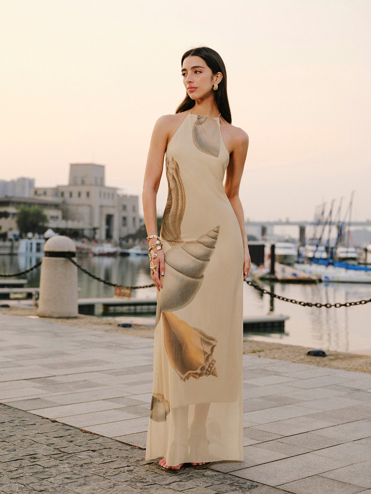 Netz-Neckholder-Kleid mit offenem Rücken