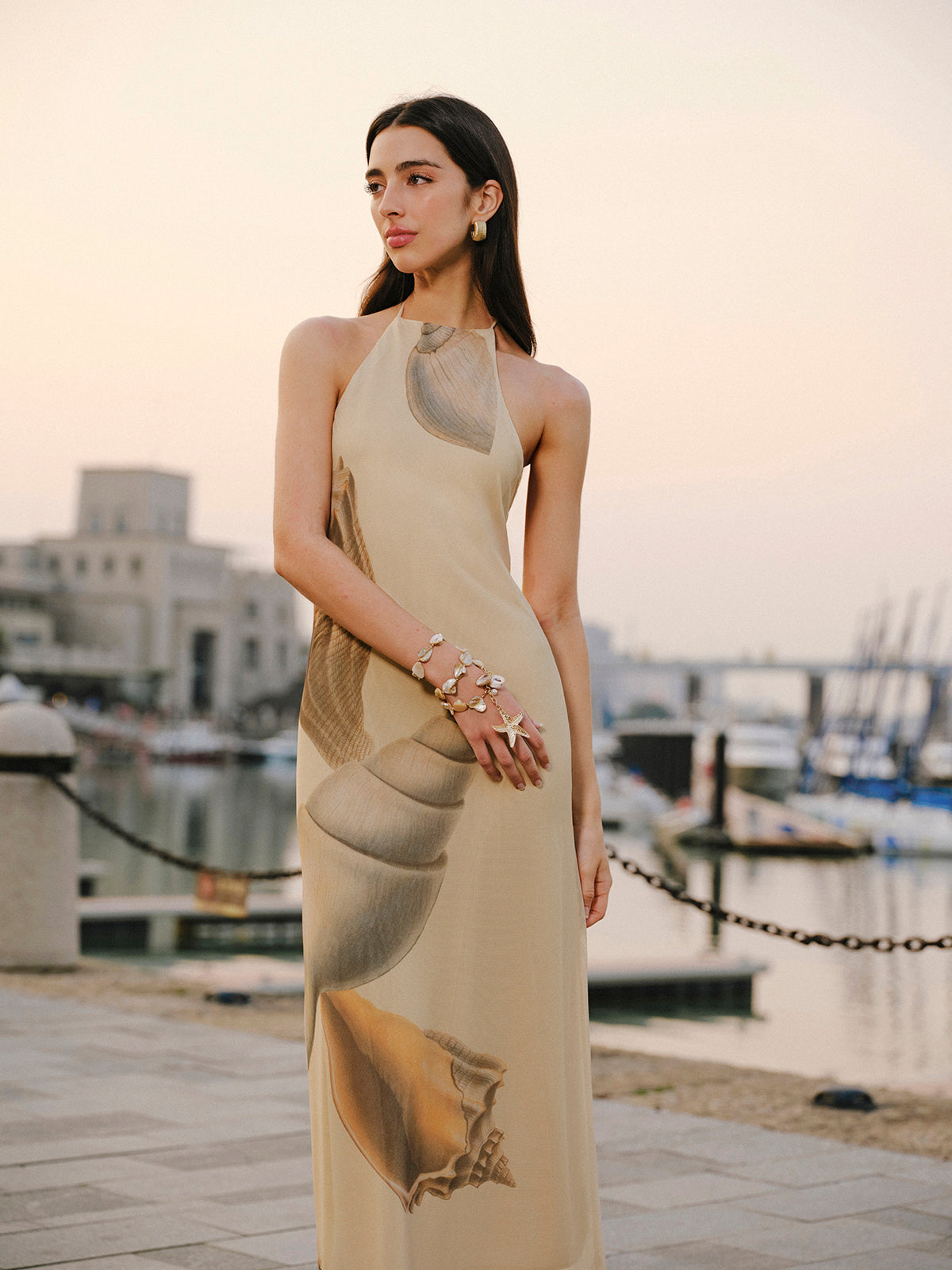 Netz-Neckholder-Kleid mit offenem Rücken