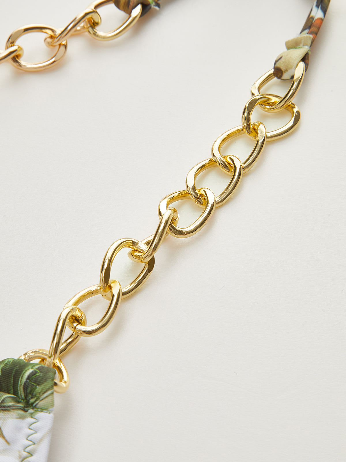 Bikinihose mit Print und seitlichen Bindebändern.