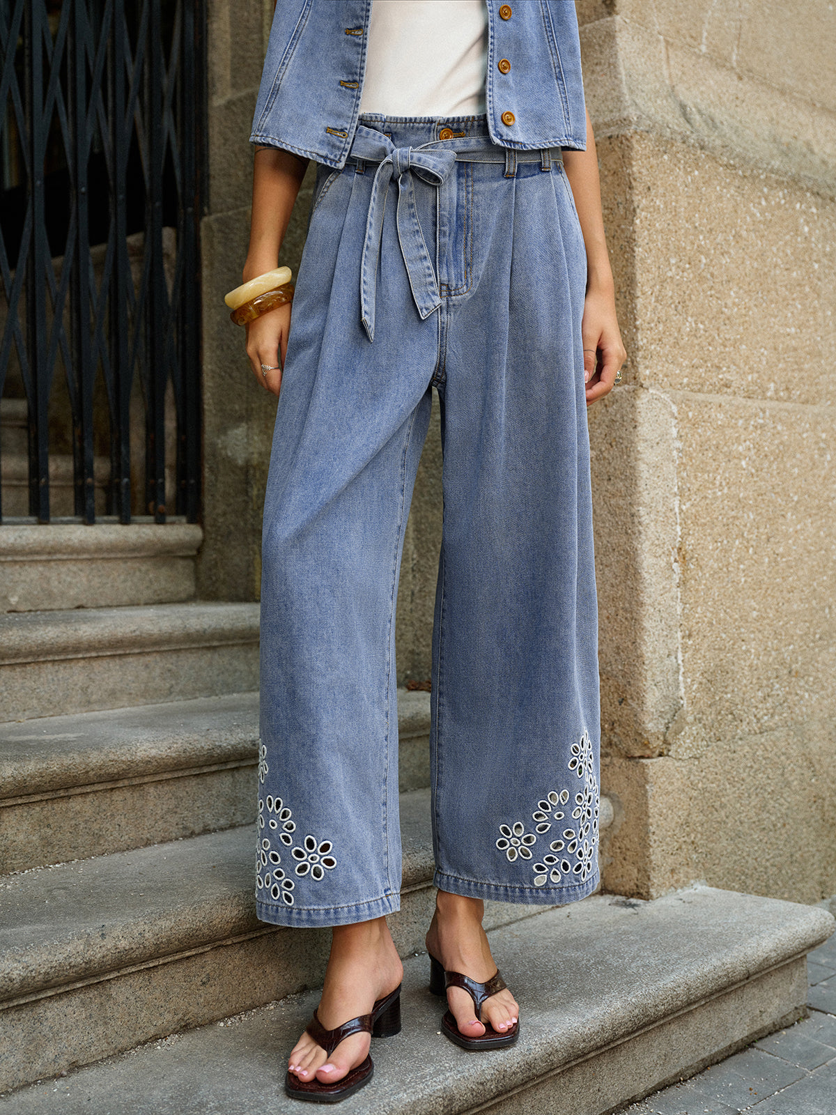 Pantalon en denim brodé à taille nouée