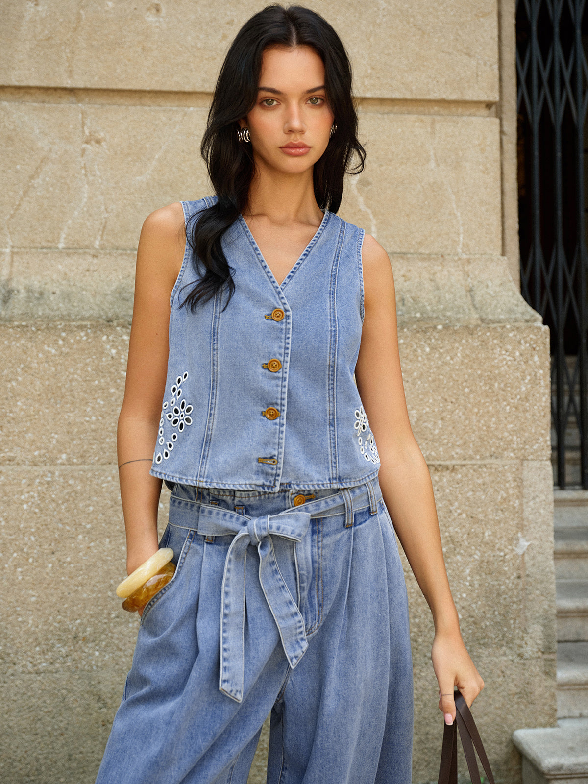 Gilet en jean brodé à col en V