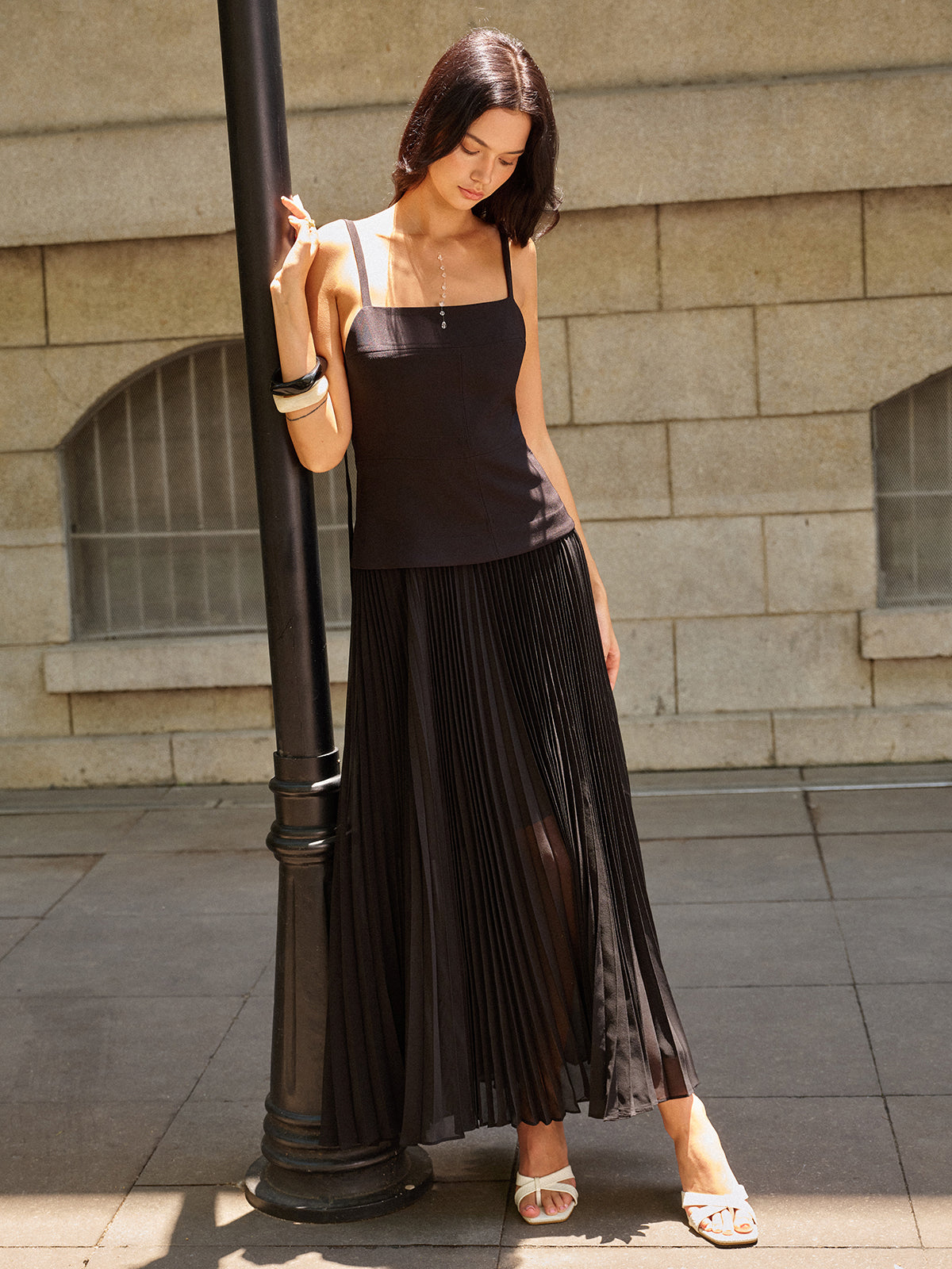 Robe longue plissée dos nu à fines bretelles