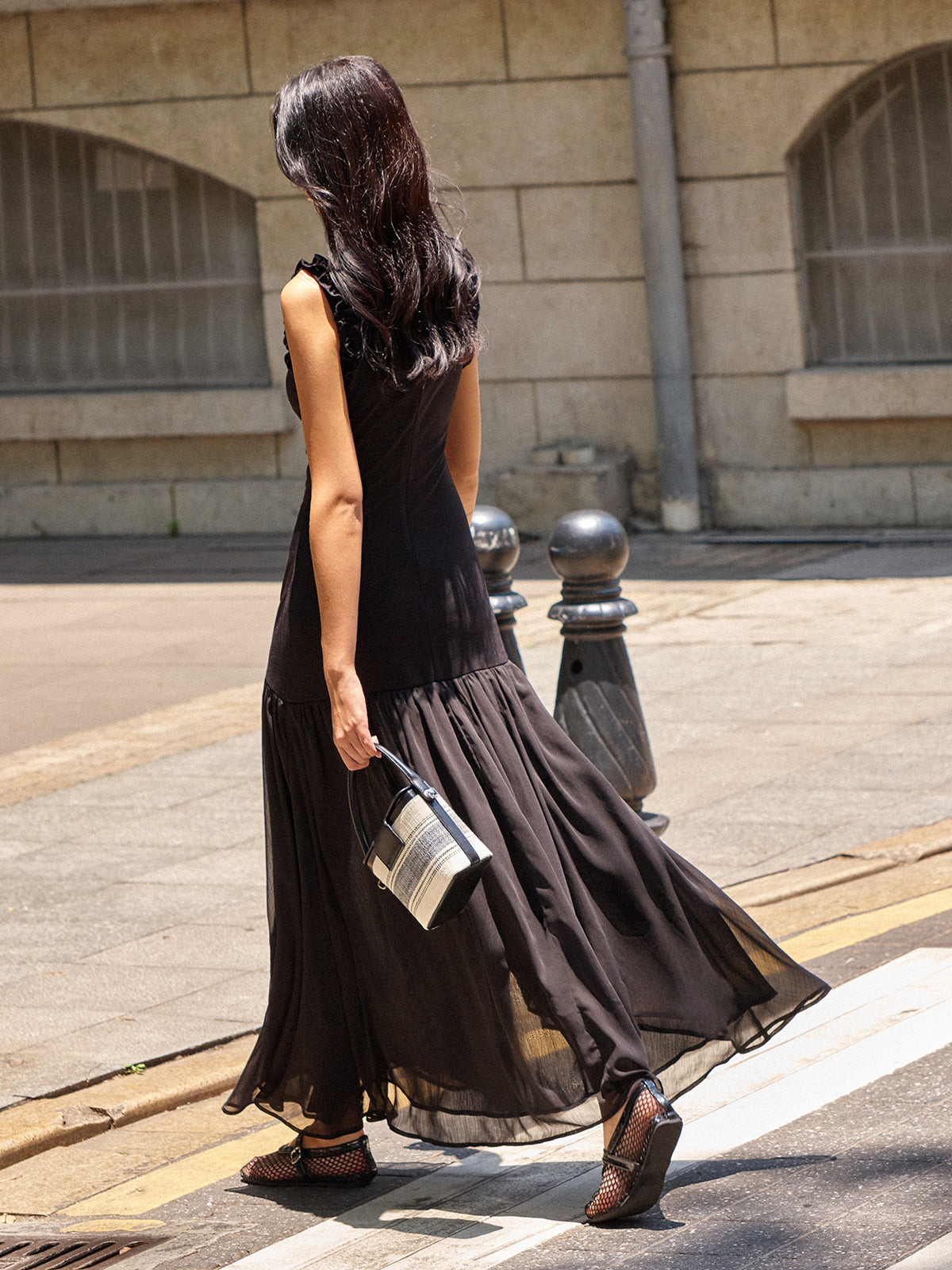 Maxikleid mit Rüschen und Raffungen vorne