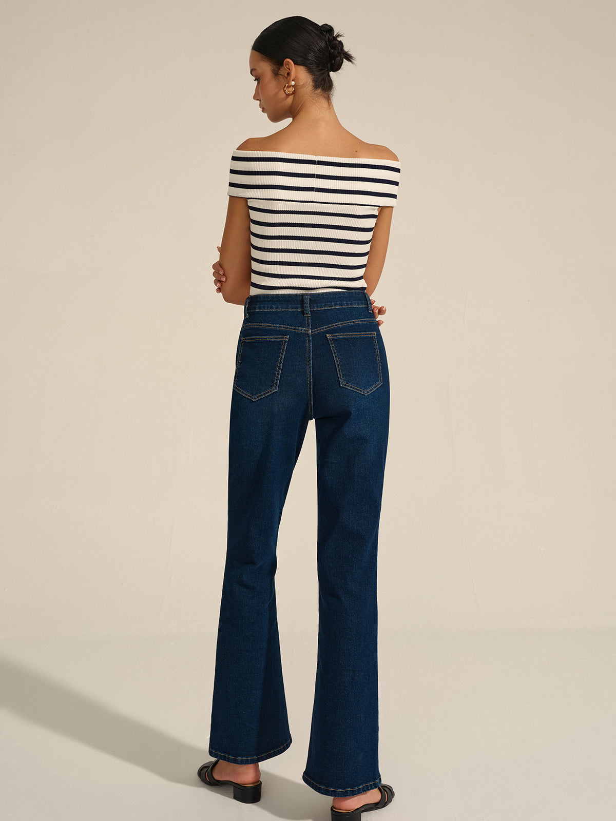 Pantalon évasé en jean à décor métallique