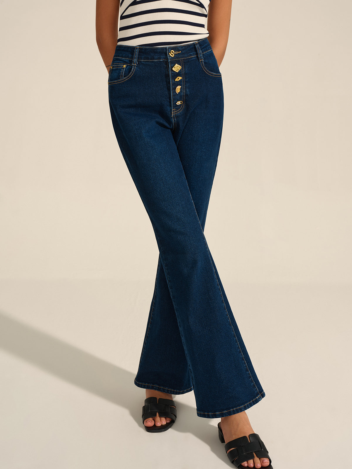 Pantalon évasé en jean à décor métallique