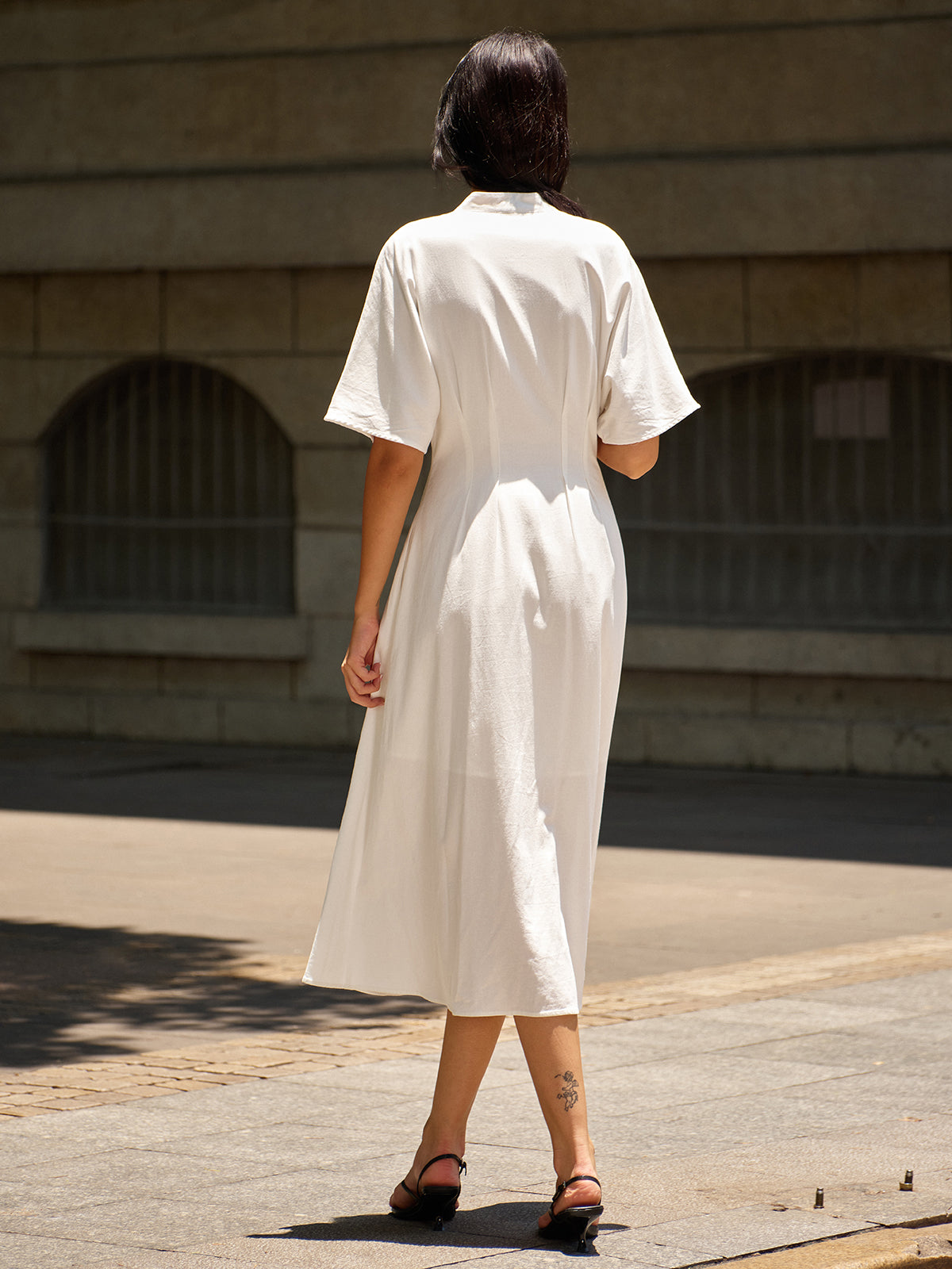 Midikleid mit V-Ausschnitt und Metalldekor