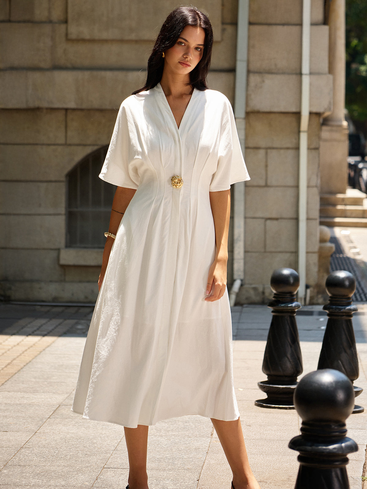Midikleid mit V-Ausschnitt und Metalldekor
