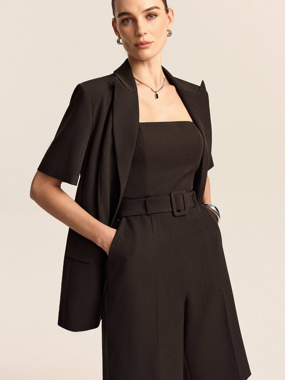 Trägerloser Jumpsuit mit Gürtel