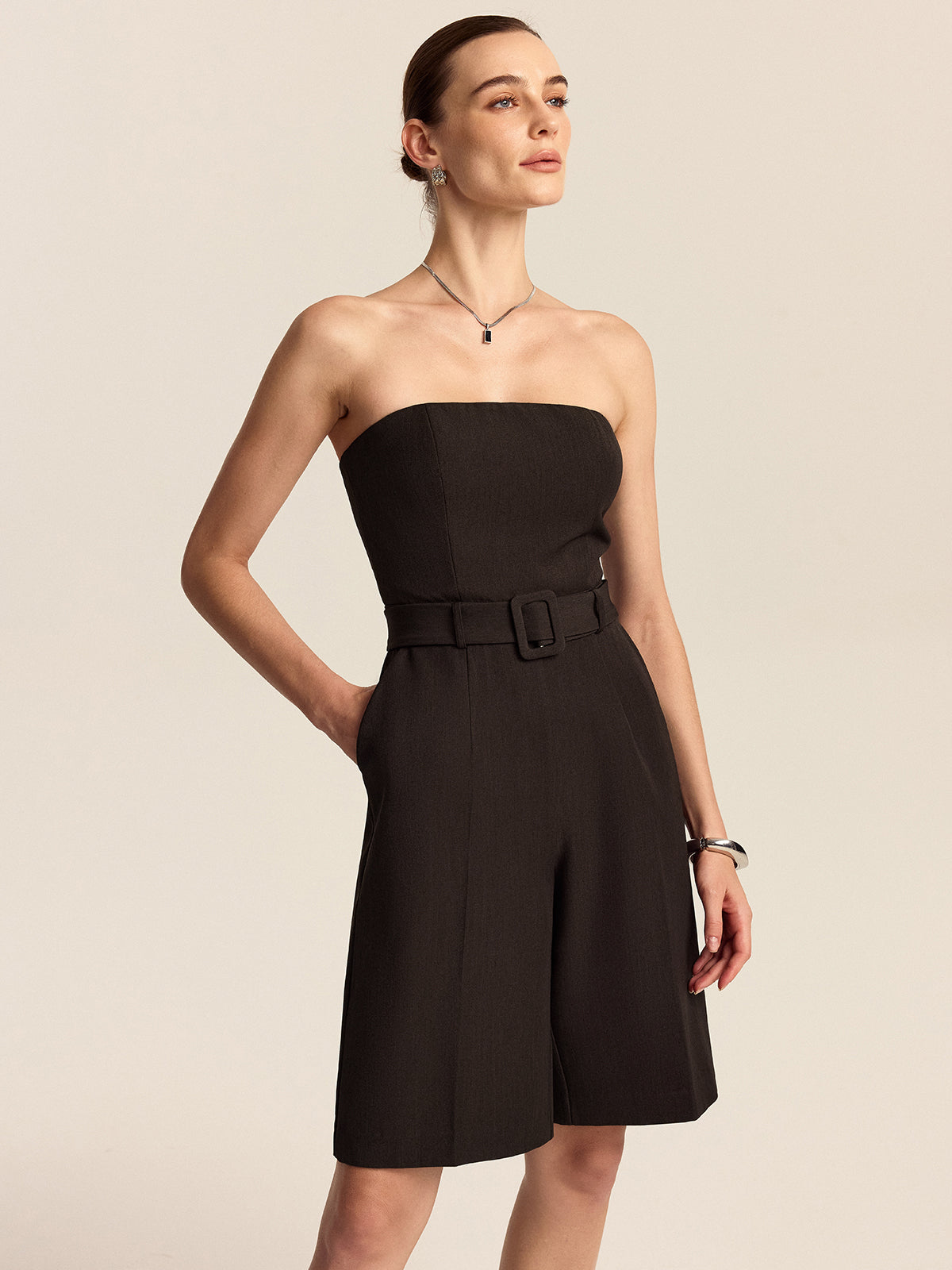 Trägerloser Jumpsuit mit Gürtel