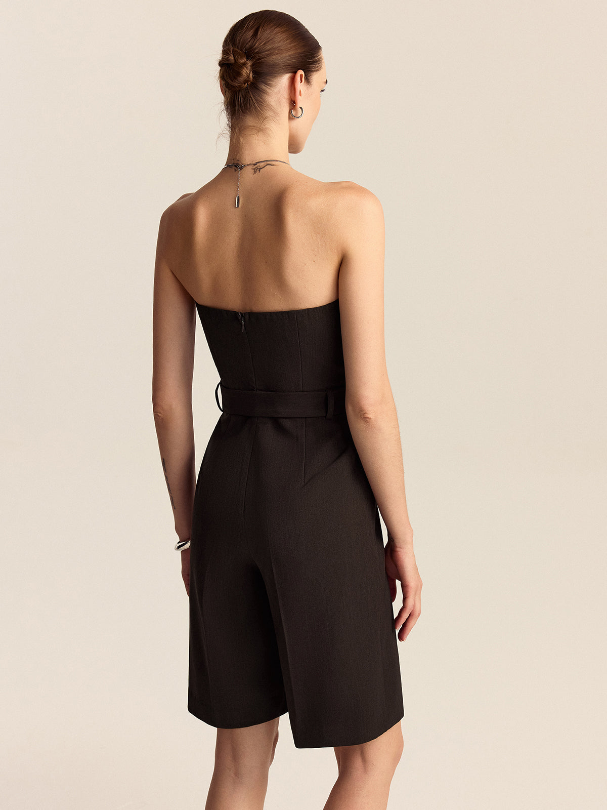 Trägerloser Jumpsuit mit Gürtel