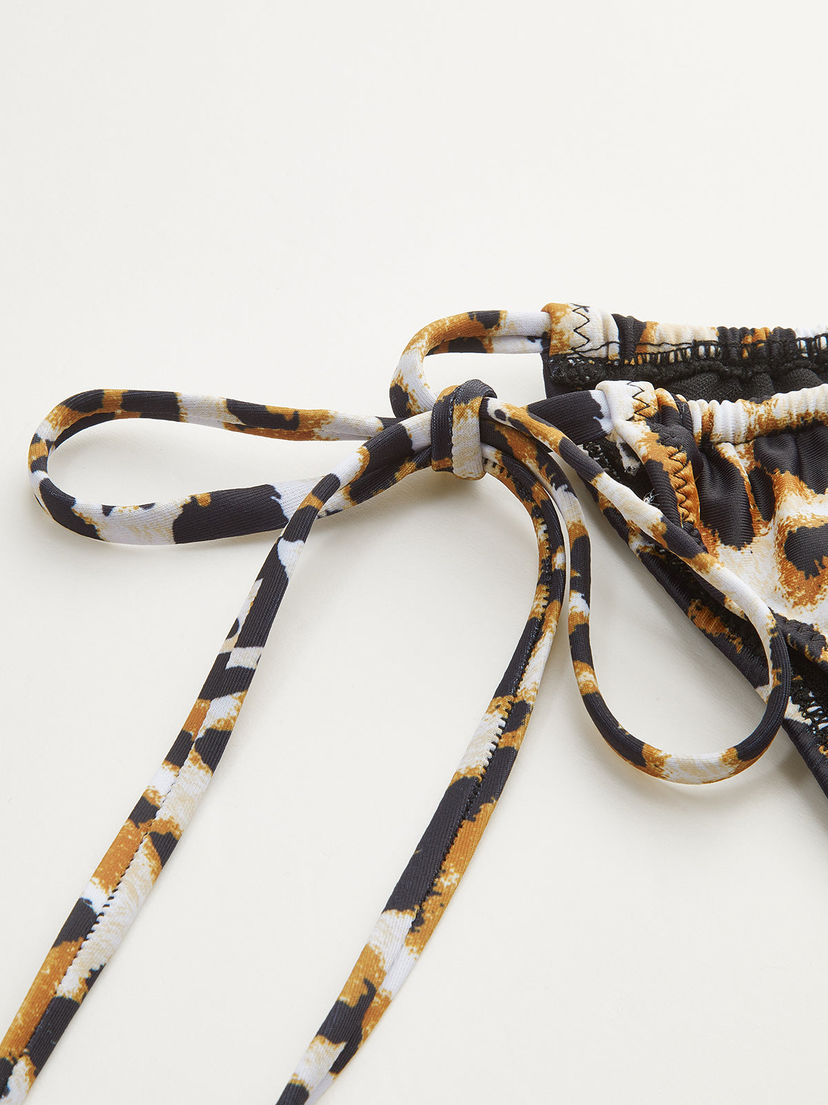 Bikinihose mit Leopardenmuster und seitlichen Bindebändern
