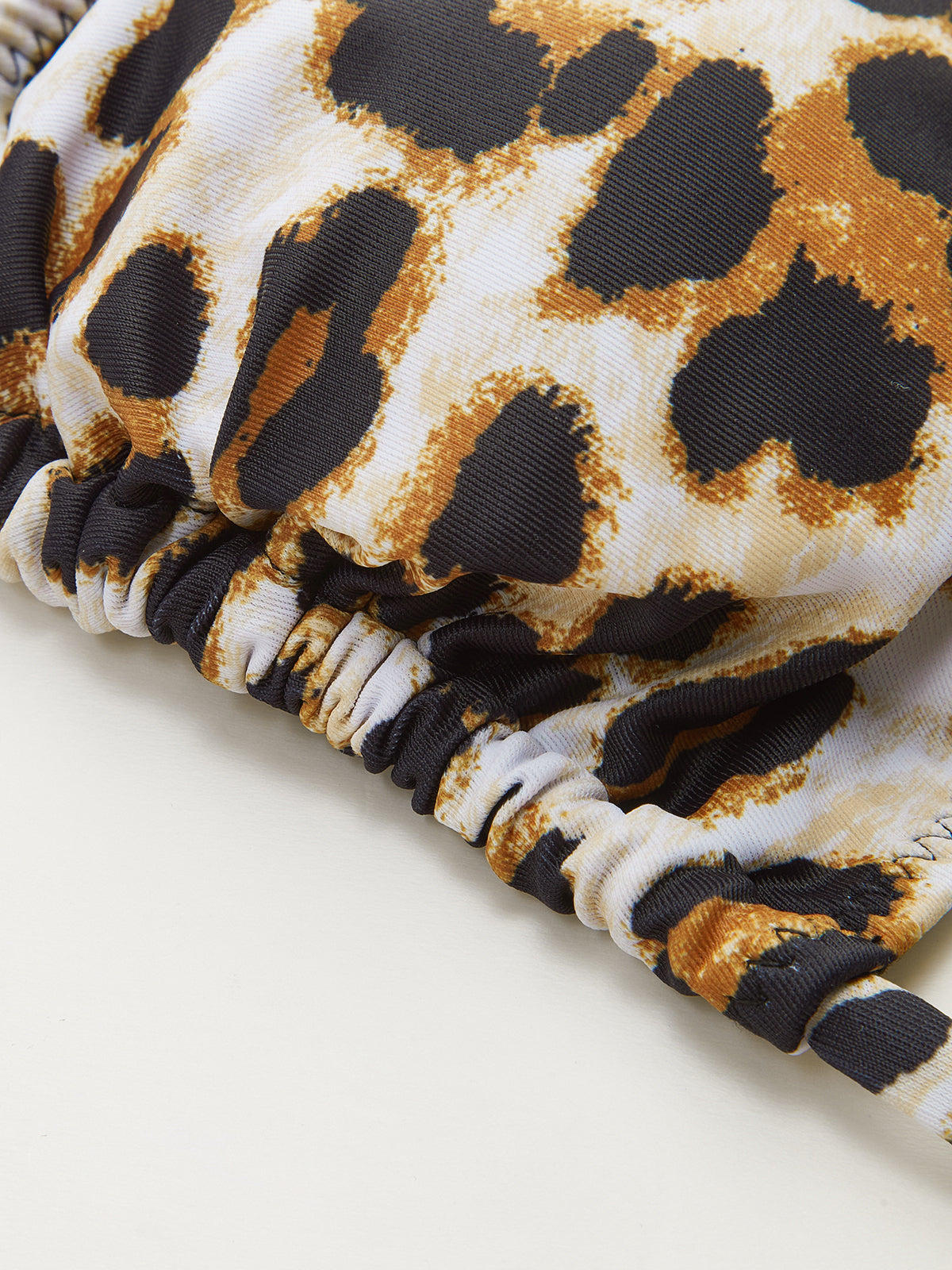 Triangel-Bikini-Oberteil mit Leopardenmuster und Bindebändern am Rücken