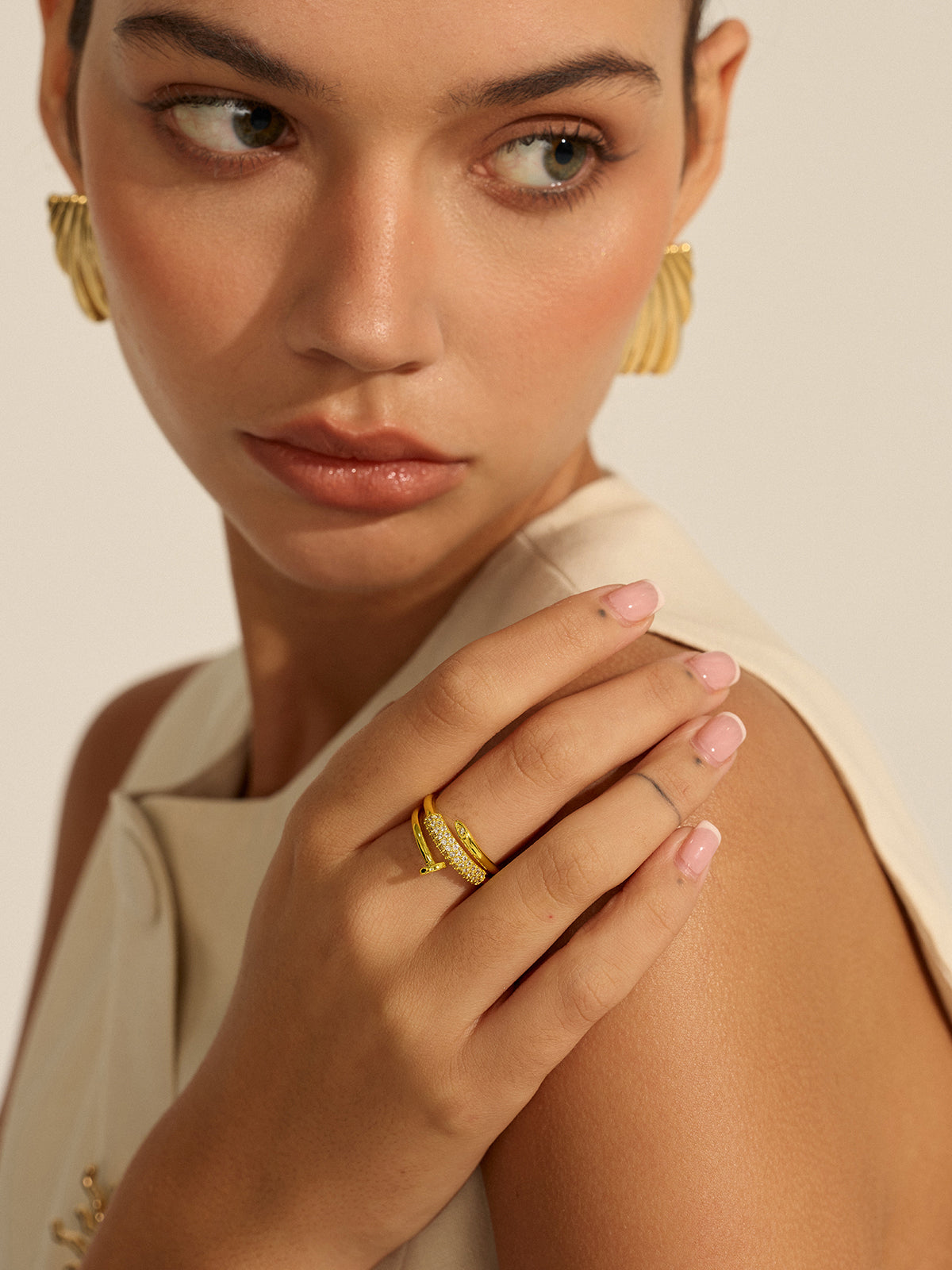 Bague empilable dorée avec détails scintillants