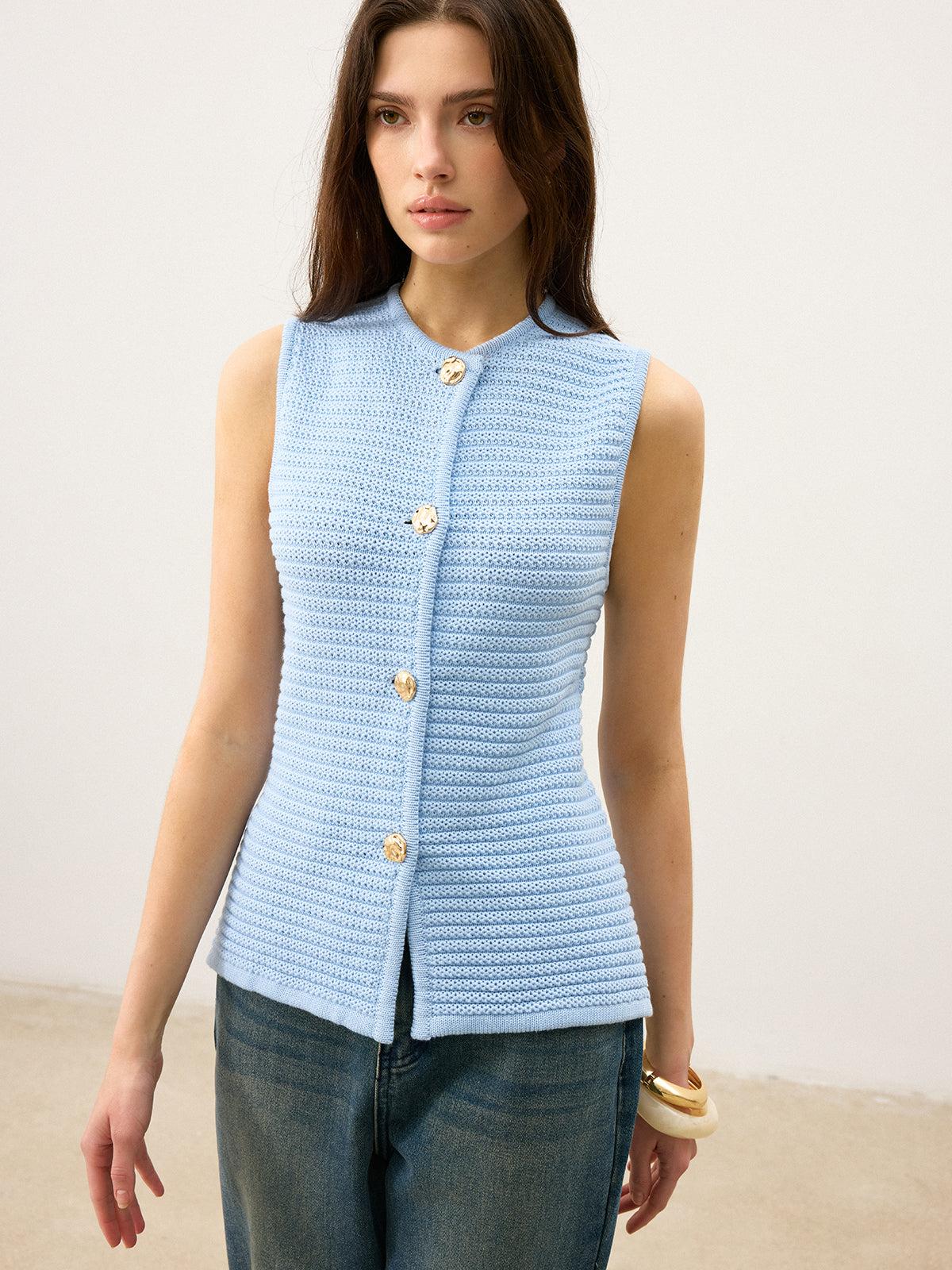 Gilet en maille boutonné sur le devant