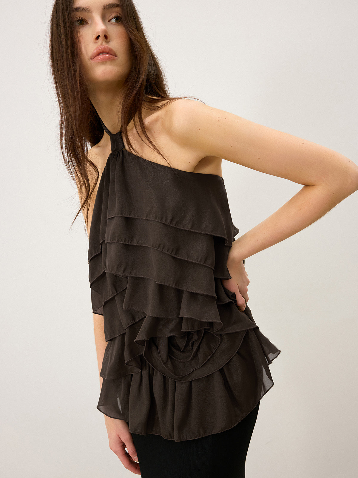 Gestuftes Rüschen-Chiffon-Neckholder-Top mit 3D-Blume