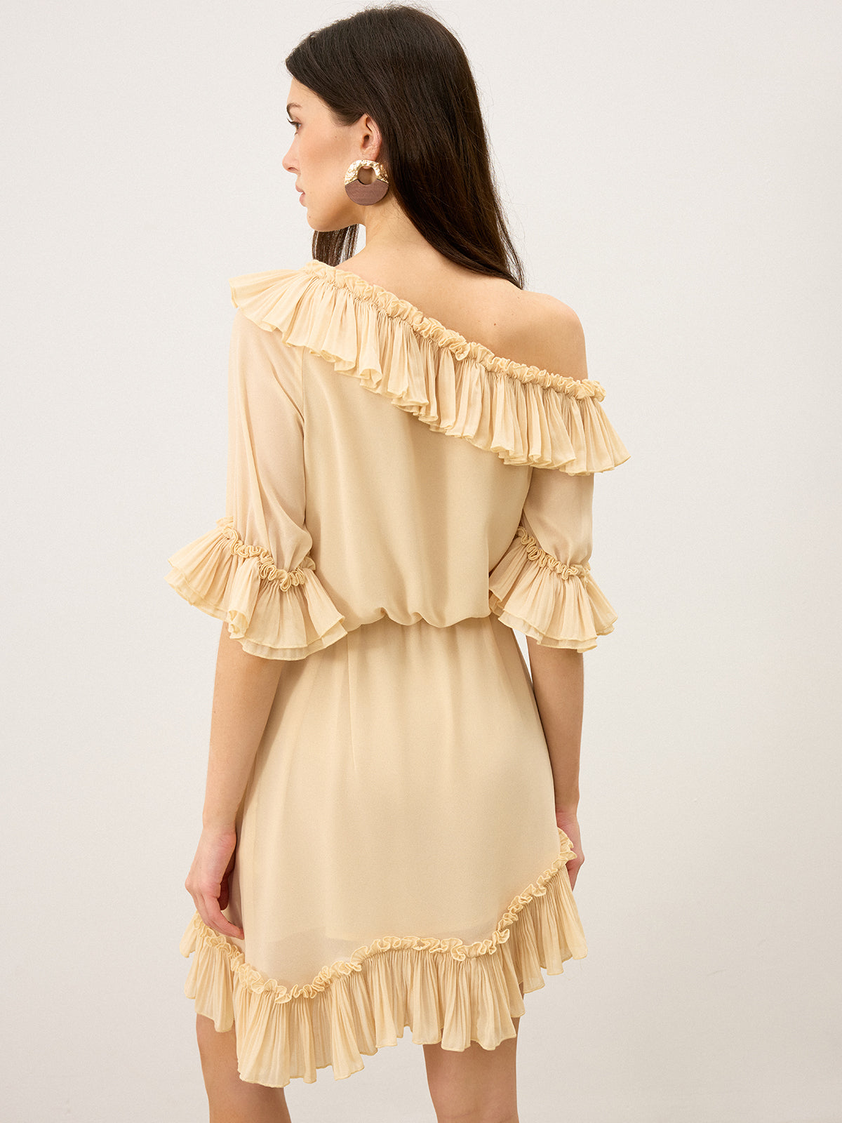 Mini-robe en mousseline semi-transparente à volants et à une épaule