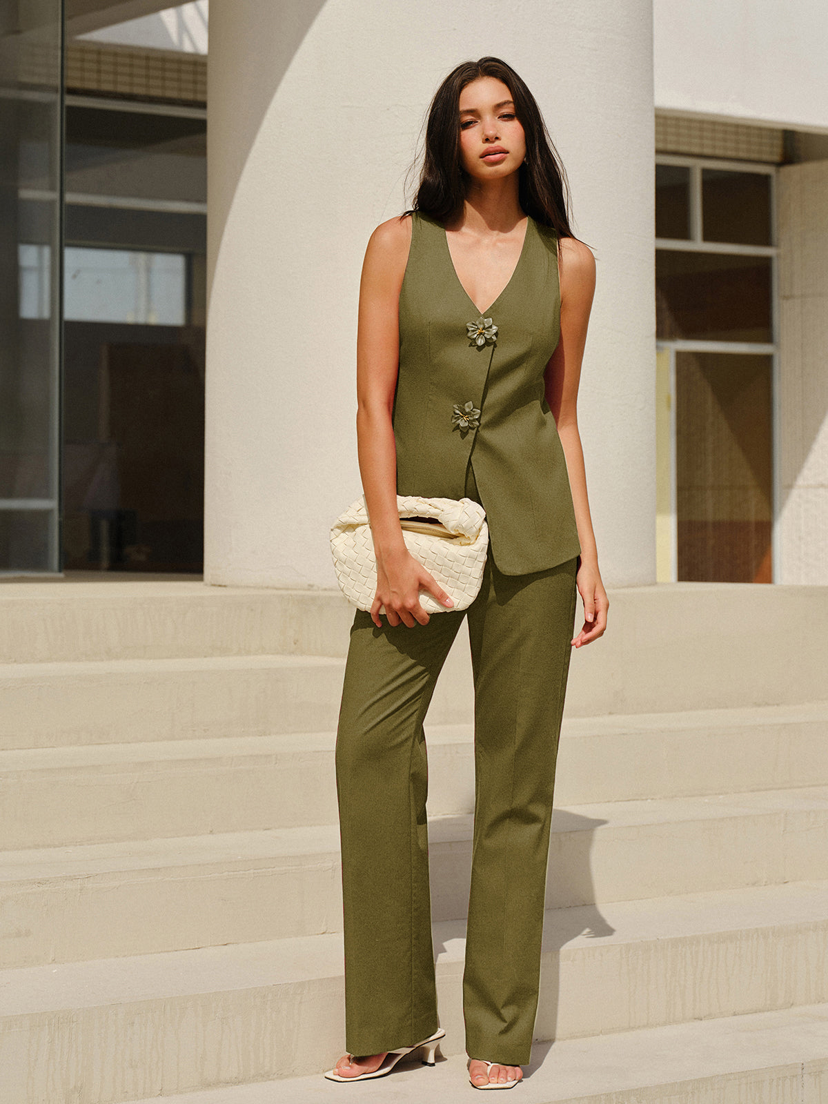 Ensemble pantalon et haut sans manches à col en V avec boutons fleuris