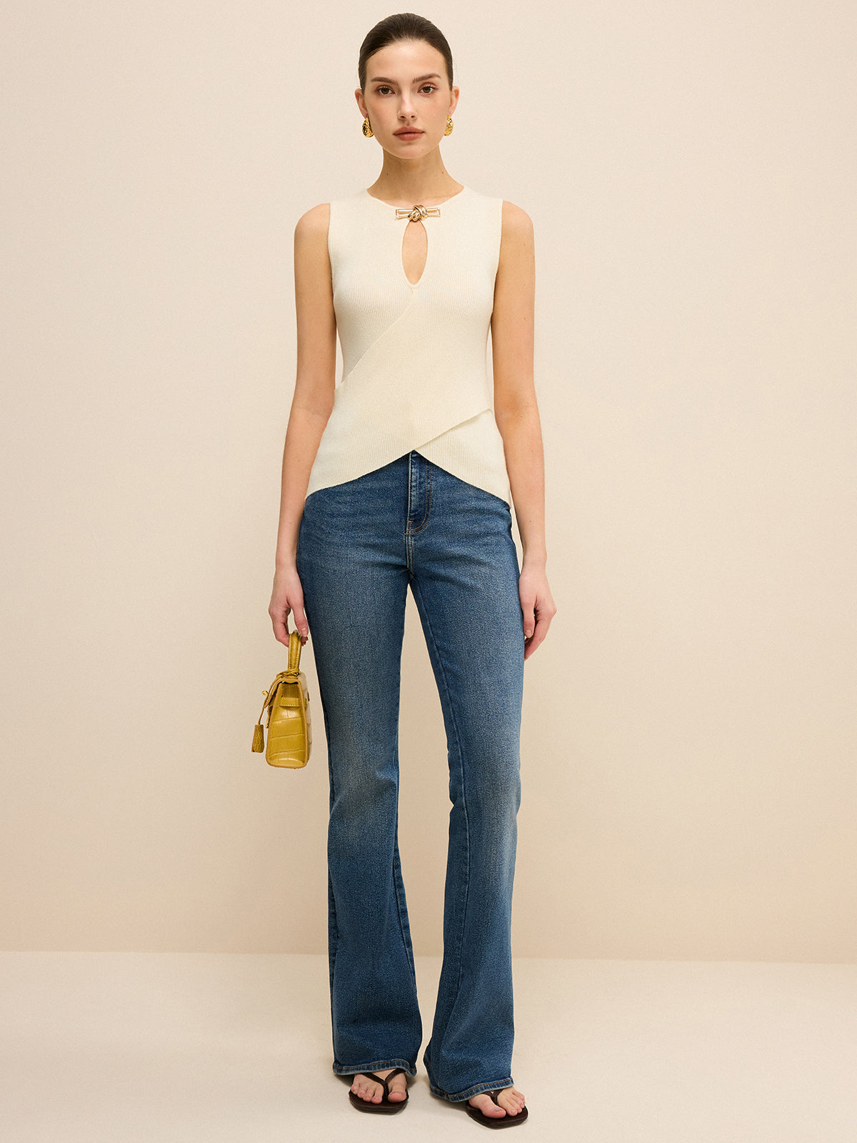 Ärmelloses Stricktop mit Cut-Out und Wickeldesign