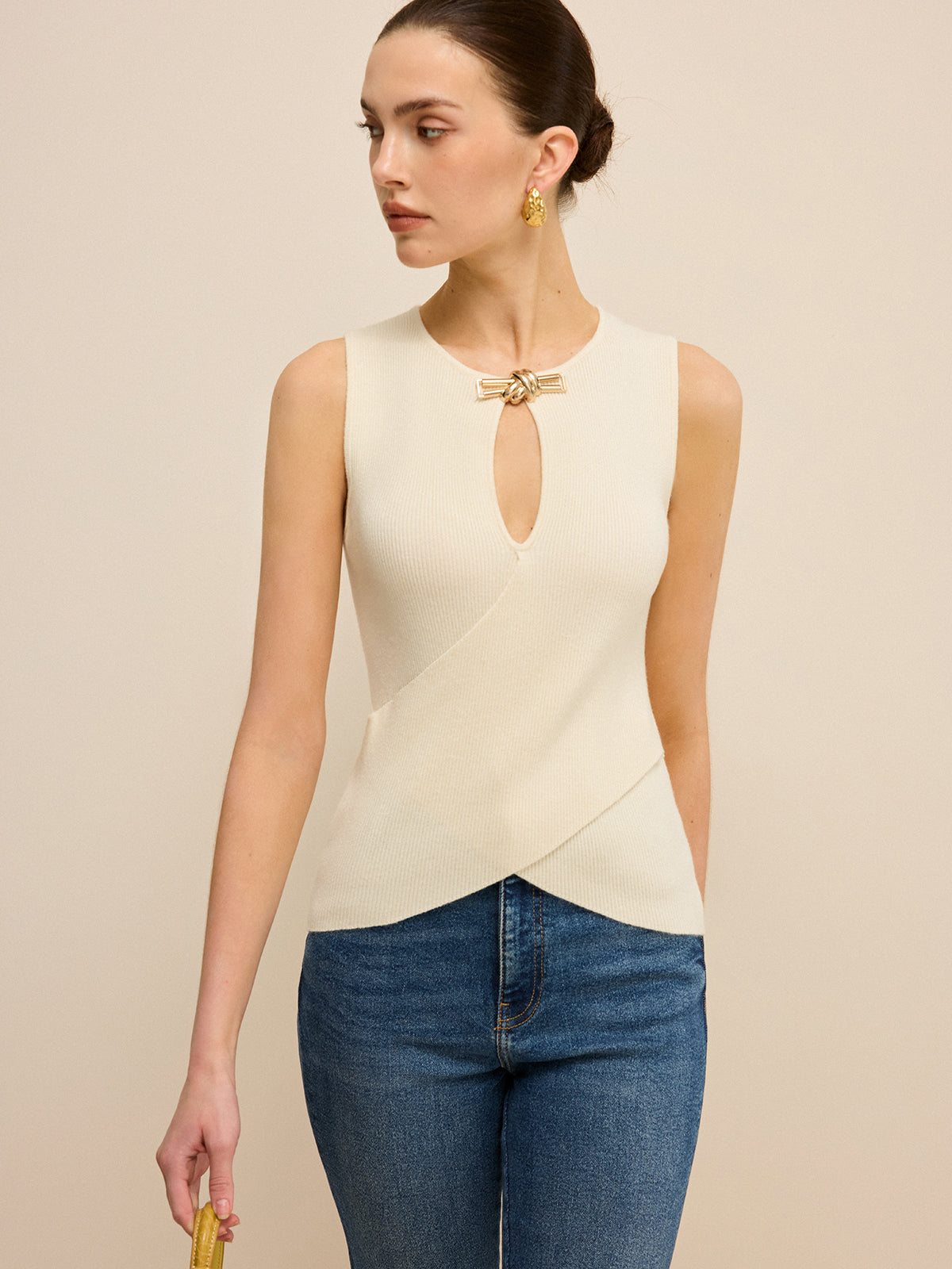 Ärmelloses Stricktop mit Cut-Out und Wickeldesign