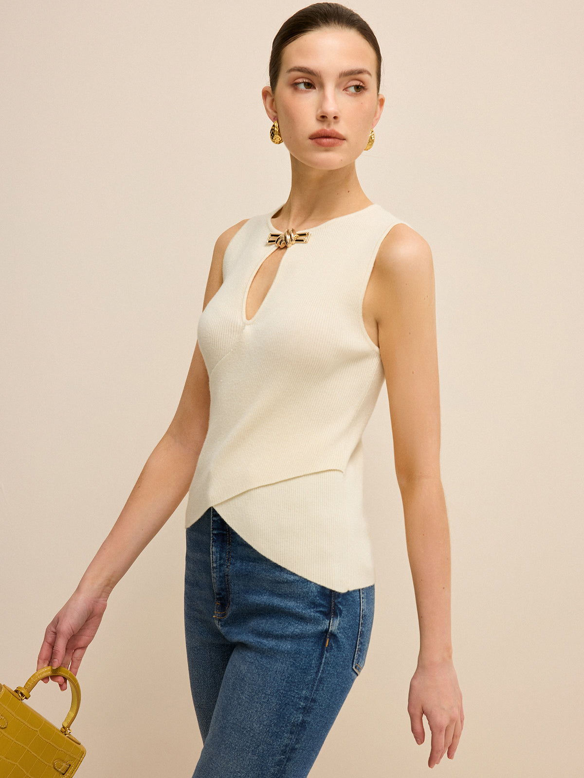 Ärmelloses Stricktop mit Cut-Out und Wickeldesign