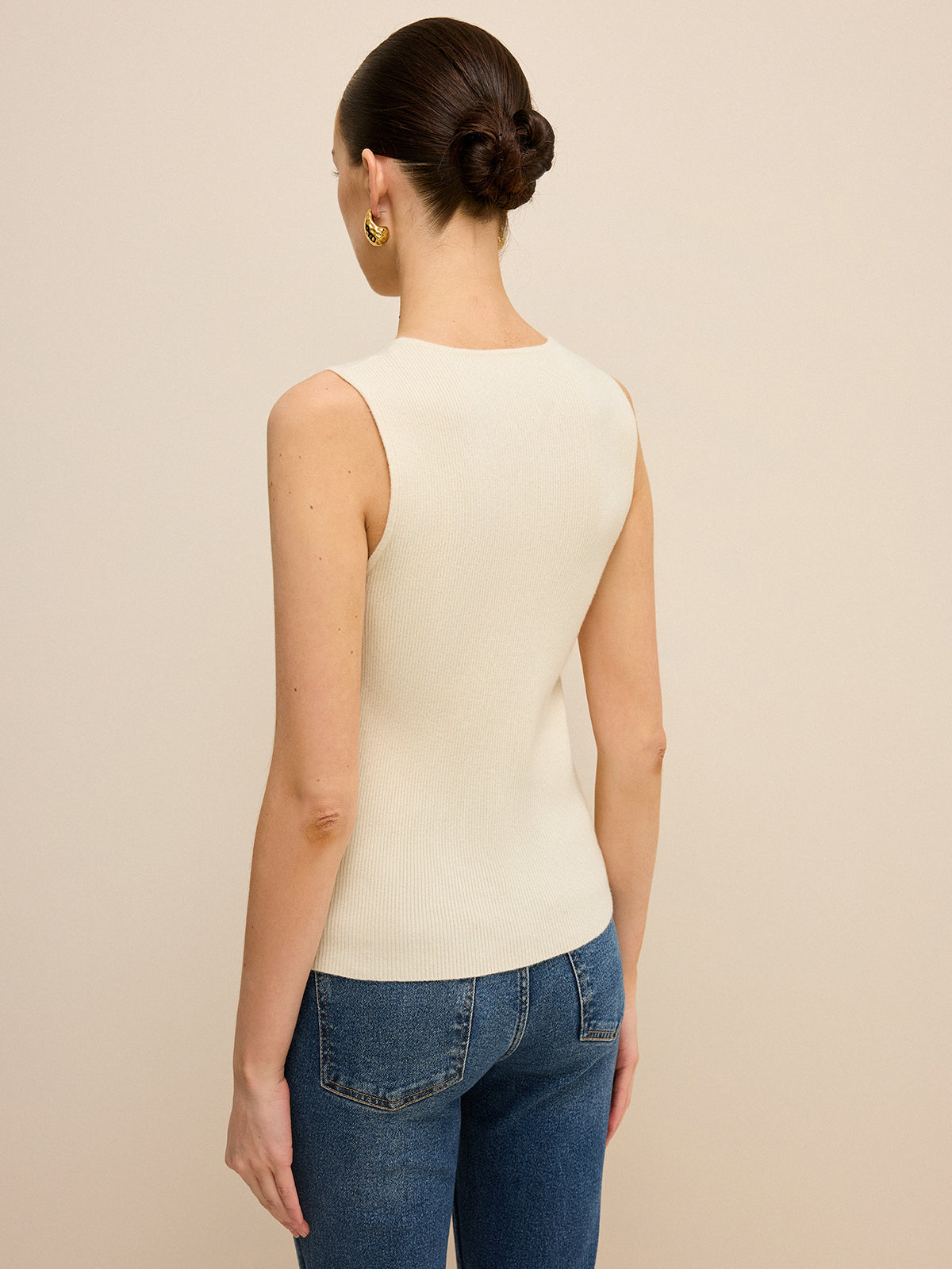 Ärmelloses Stricktop mit Cut-Out und Wickeldesign
