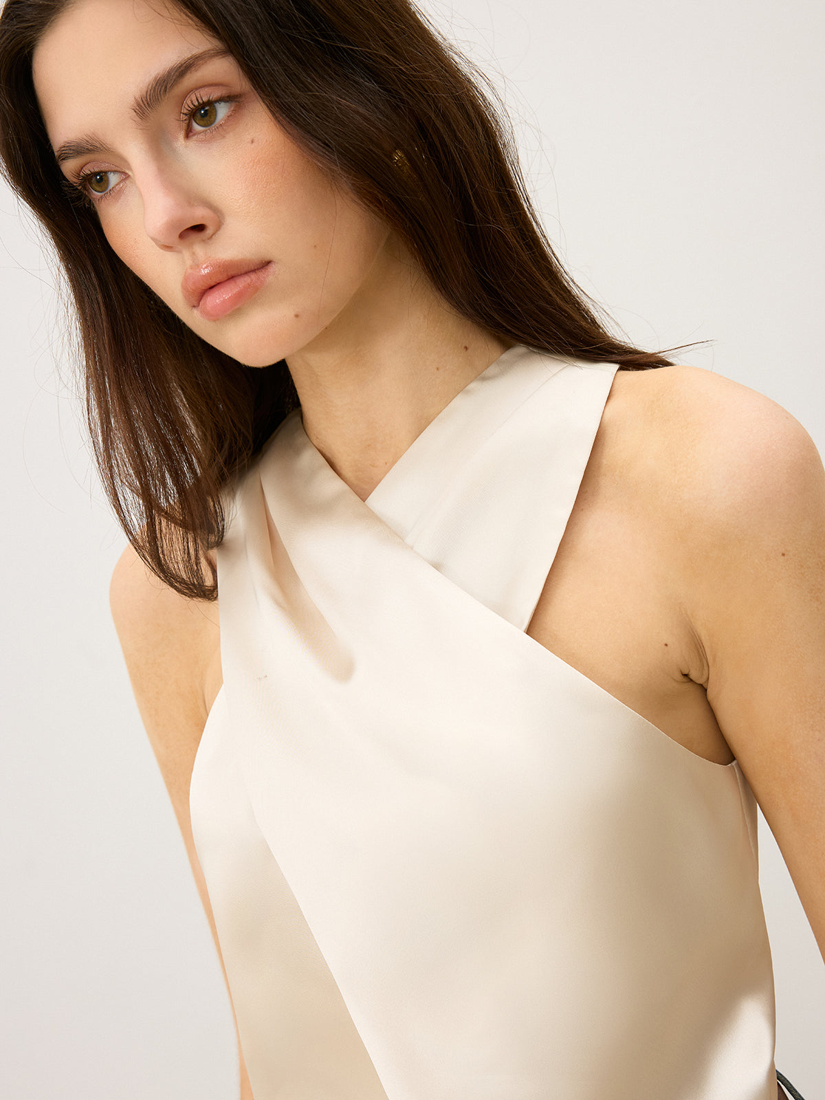 Satin-Tanktop mit Wickelkragen