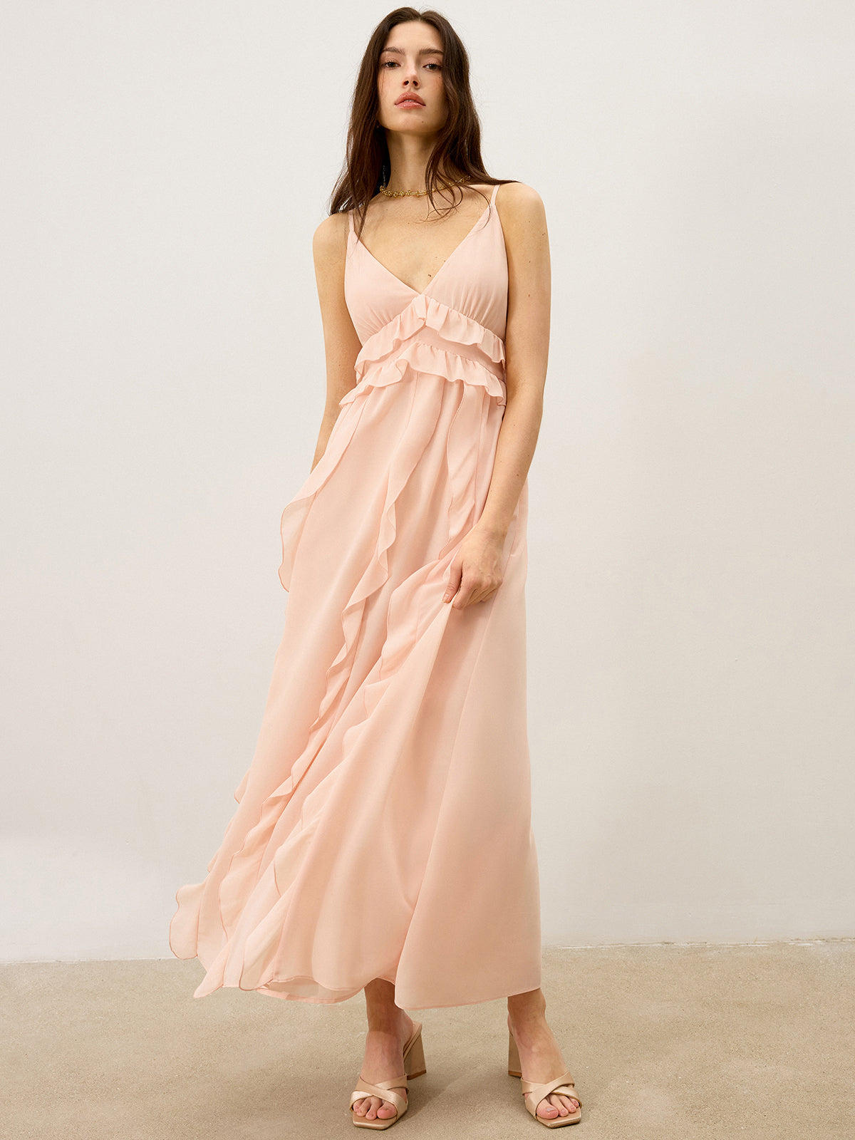 Robe longue en mousseline semi-transparente à volants