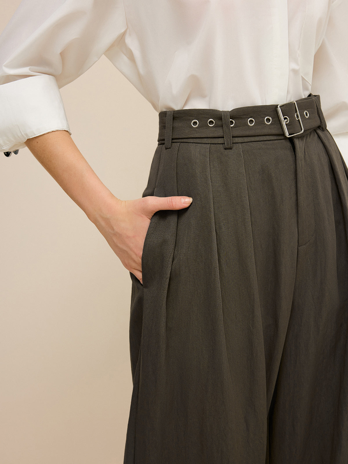 Armeegrüne Bundfaltenhose mit weitem Bein und Gürtel