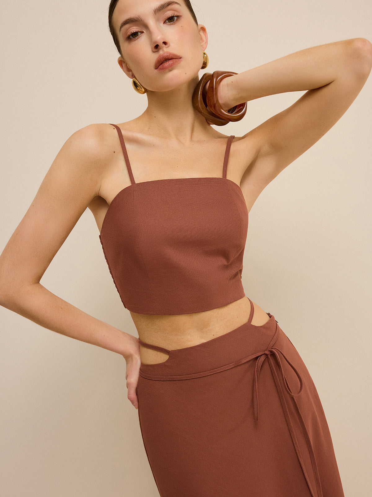 Ensemble jupe à découpe et détail noué à la taille