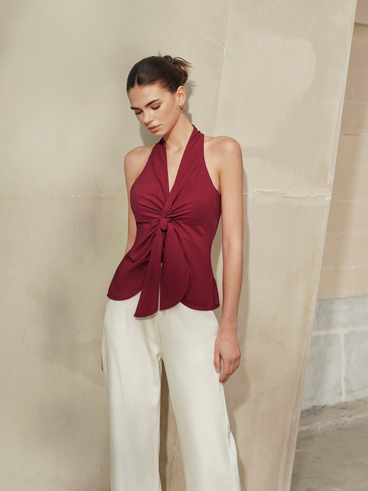 Neckholder-Top mit geknoteter Vorderseite
