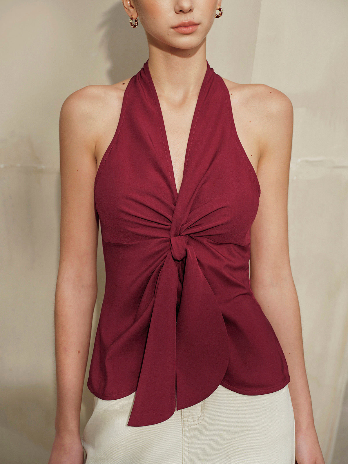 Neckholder-Top mit geknoteter Vorderseite
