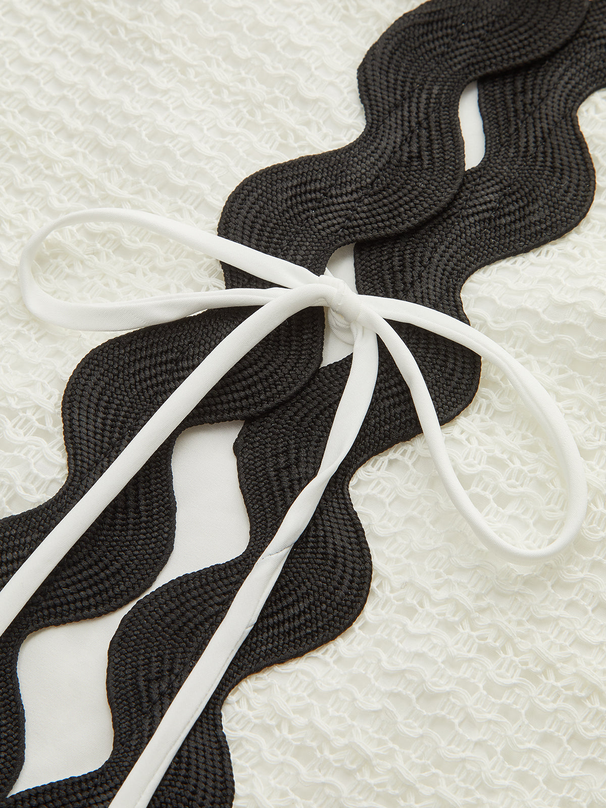 Shorts-Set mit kontrastfarbenem Besatz und V-Ausschnitt