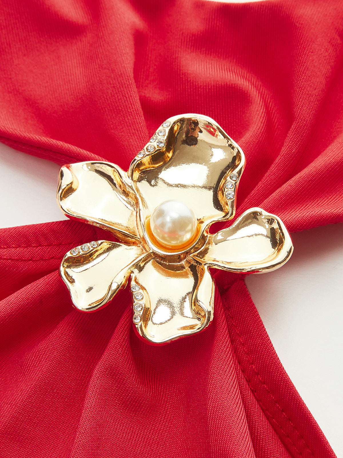 Haut semi-transparent à col halter froncé avec ornement floral en métal