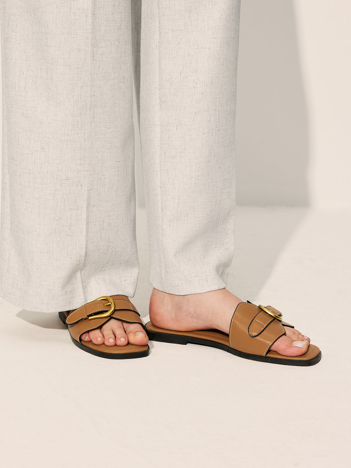 Sandales à enfiler à bride et boucle
