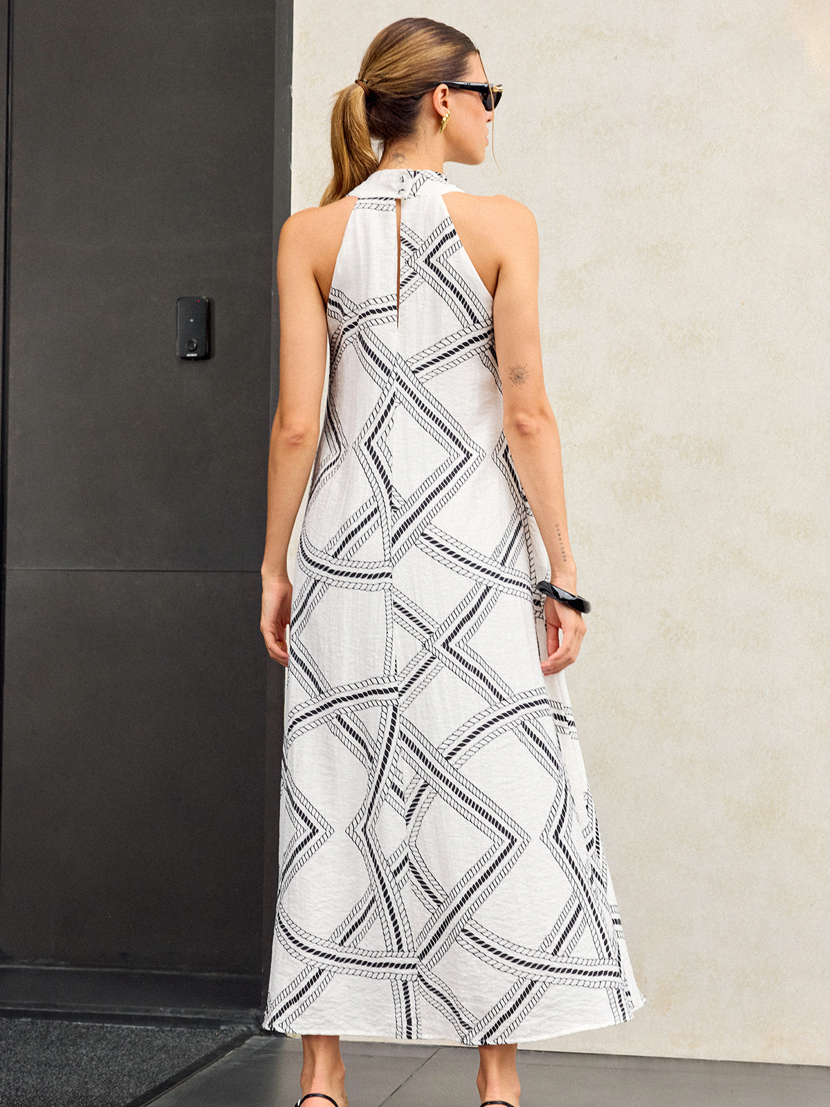 Maxikleid mit geometrischem Print und Neckholder