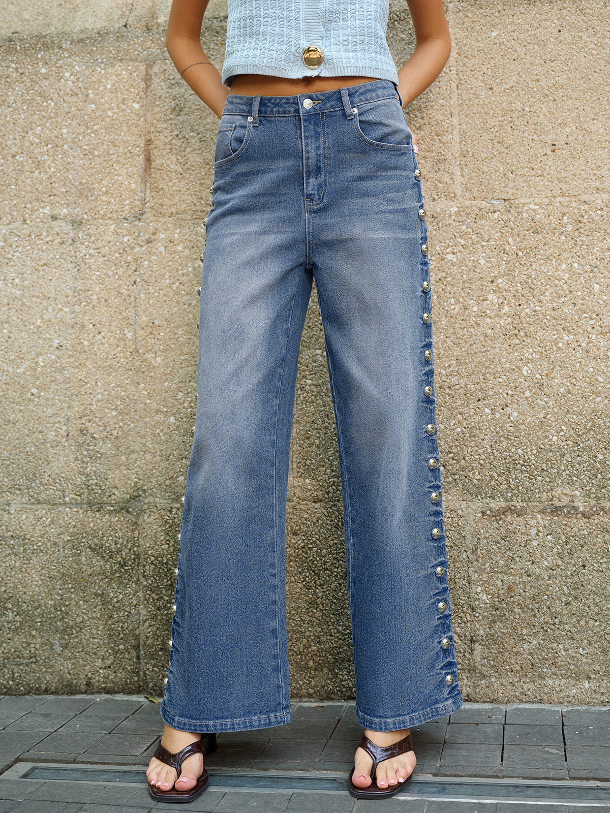Jean à poches avec détails boutonnés sur les côtés