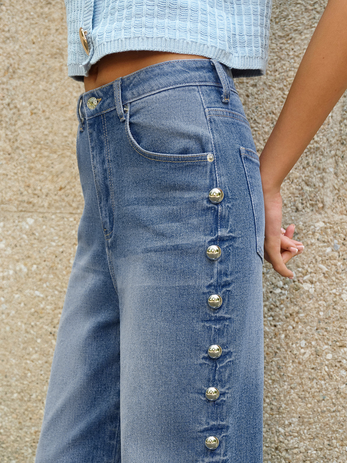 Jean à poches avec détails boutonnés sur les côtés