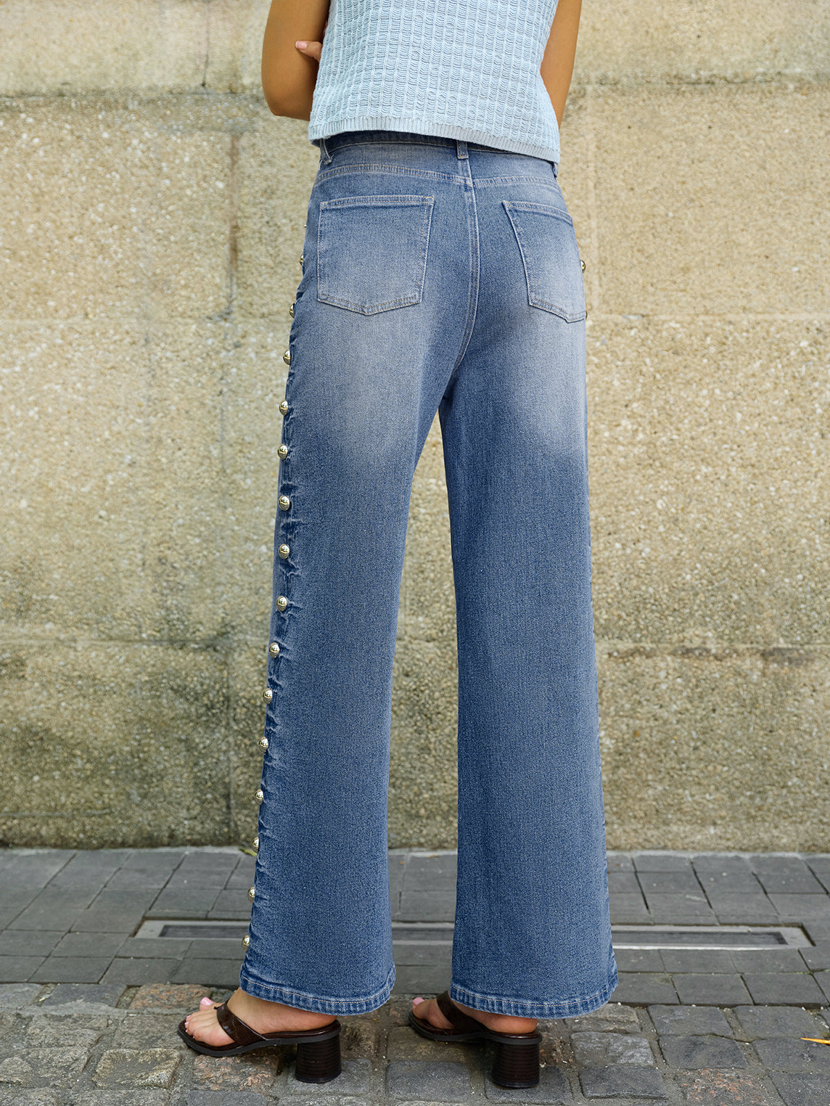 Jean à poches avec détails boutonnés sur les côtés