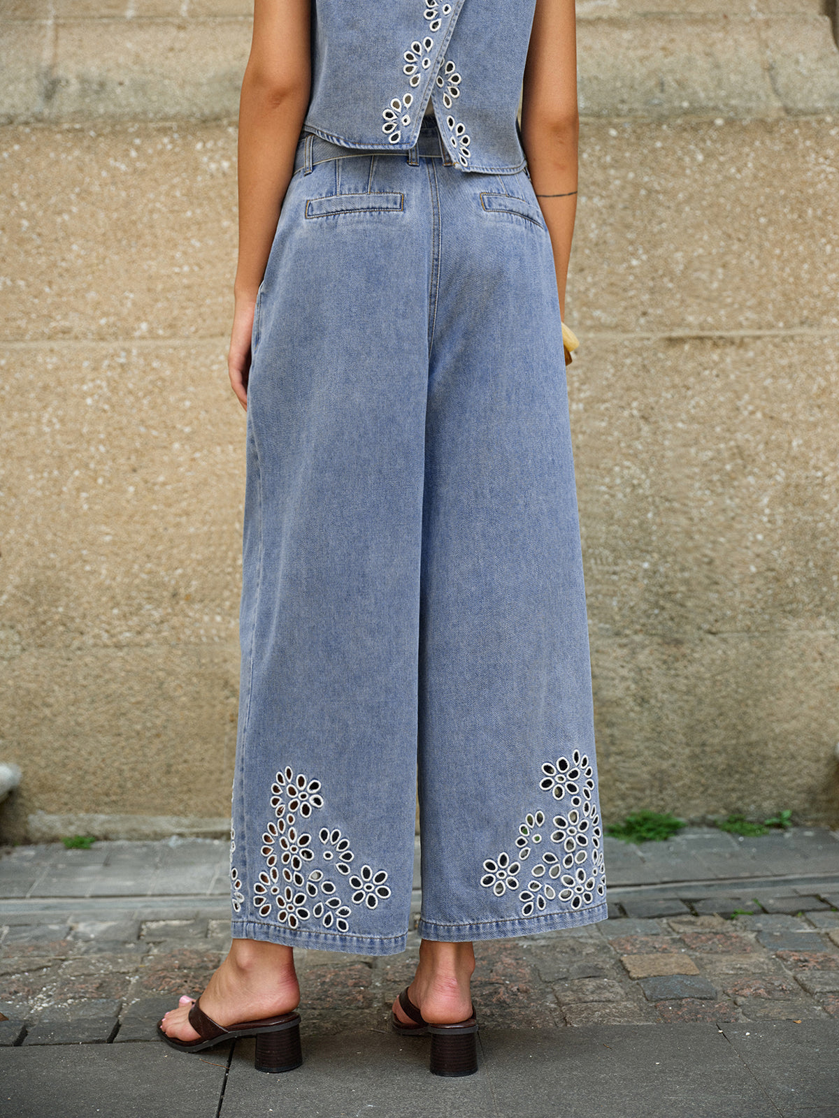 Pantalon en denim brodé à taille nouée