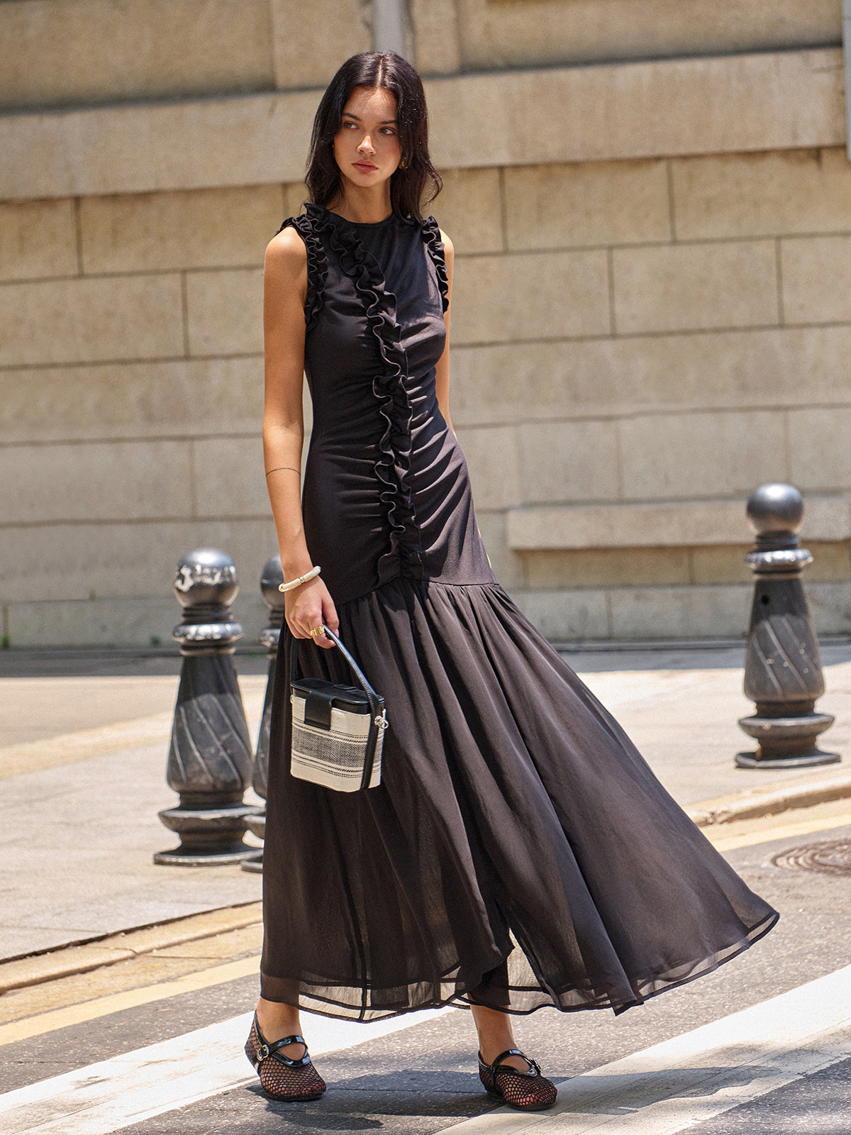 Robe longue froncée à volants sur le devant