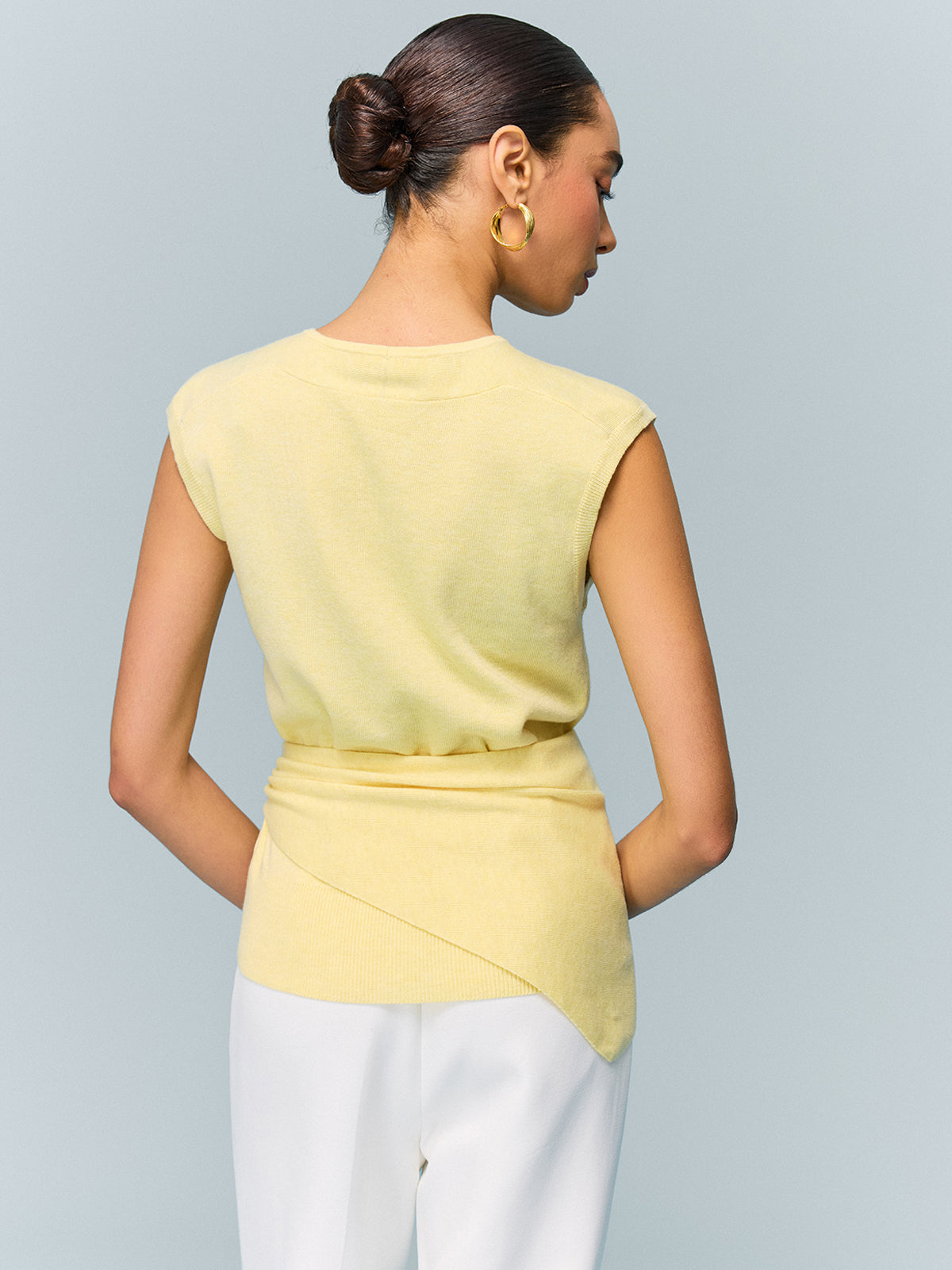 Haut en maille boutonnée avec options de style modulables