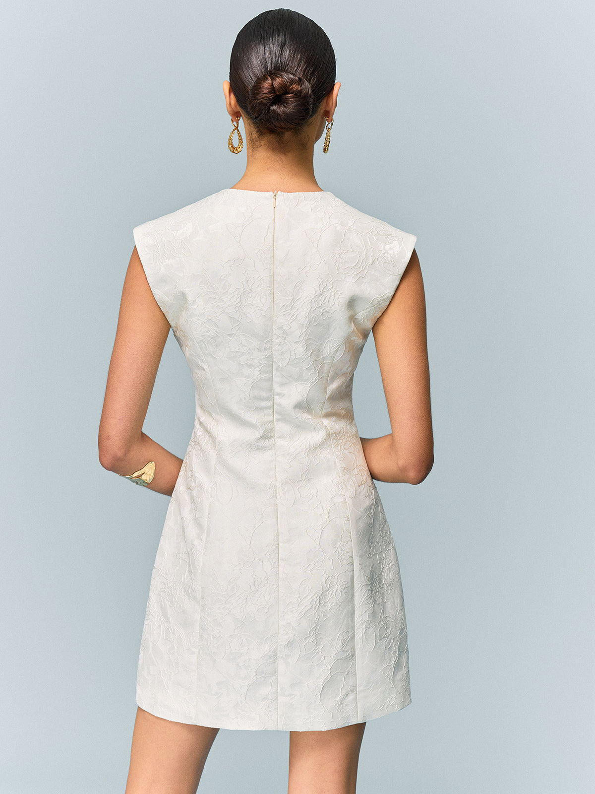 Robe courte texturée à poches et bouton métallique