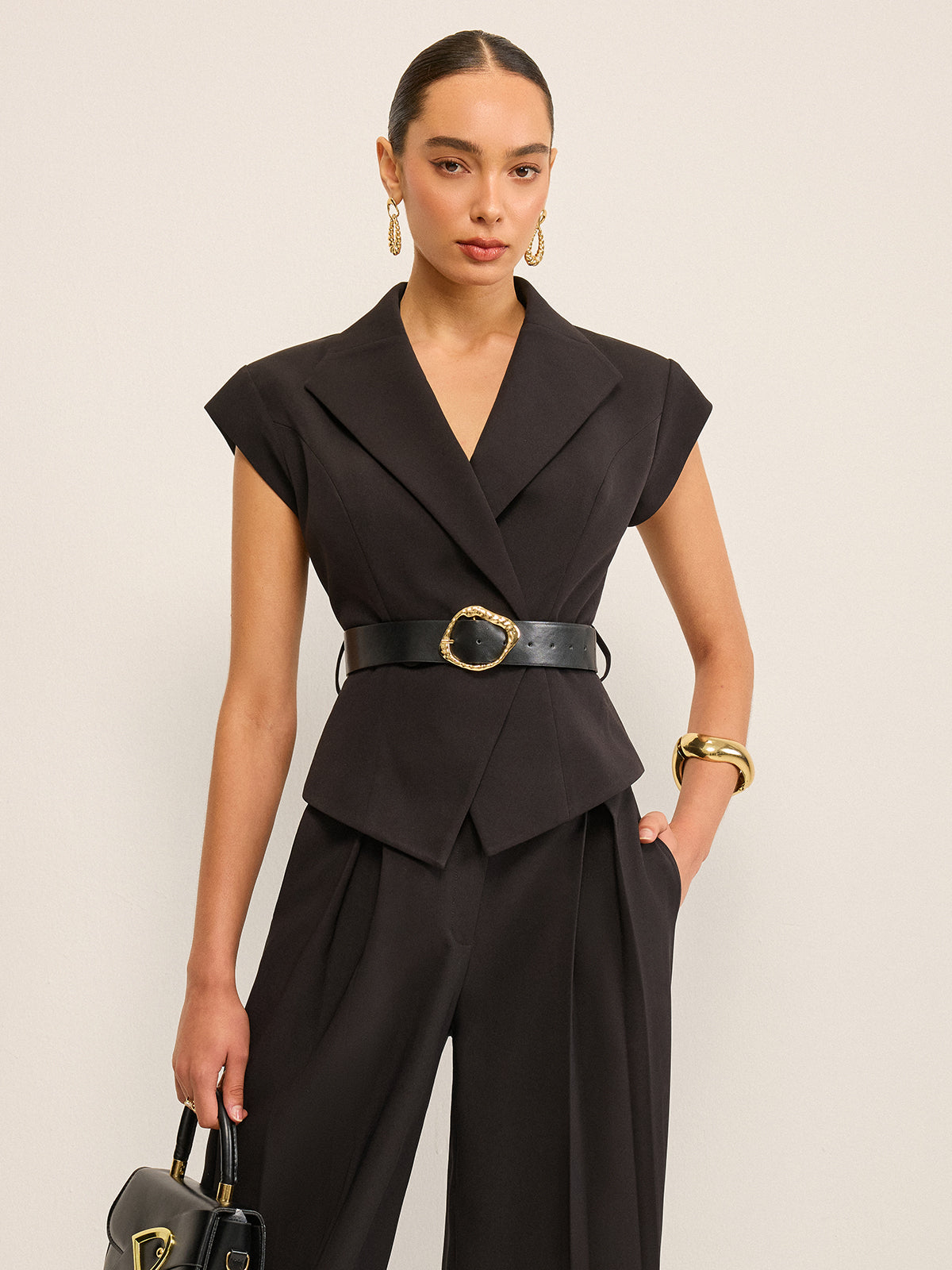 Gilet peplum ceinturé avec détail boucle en métal