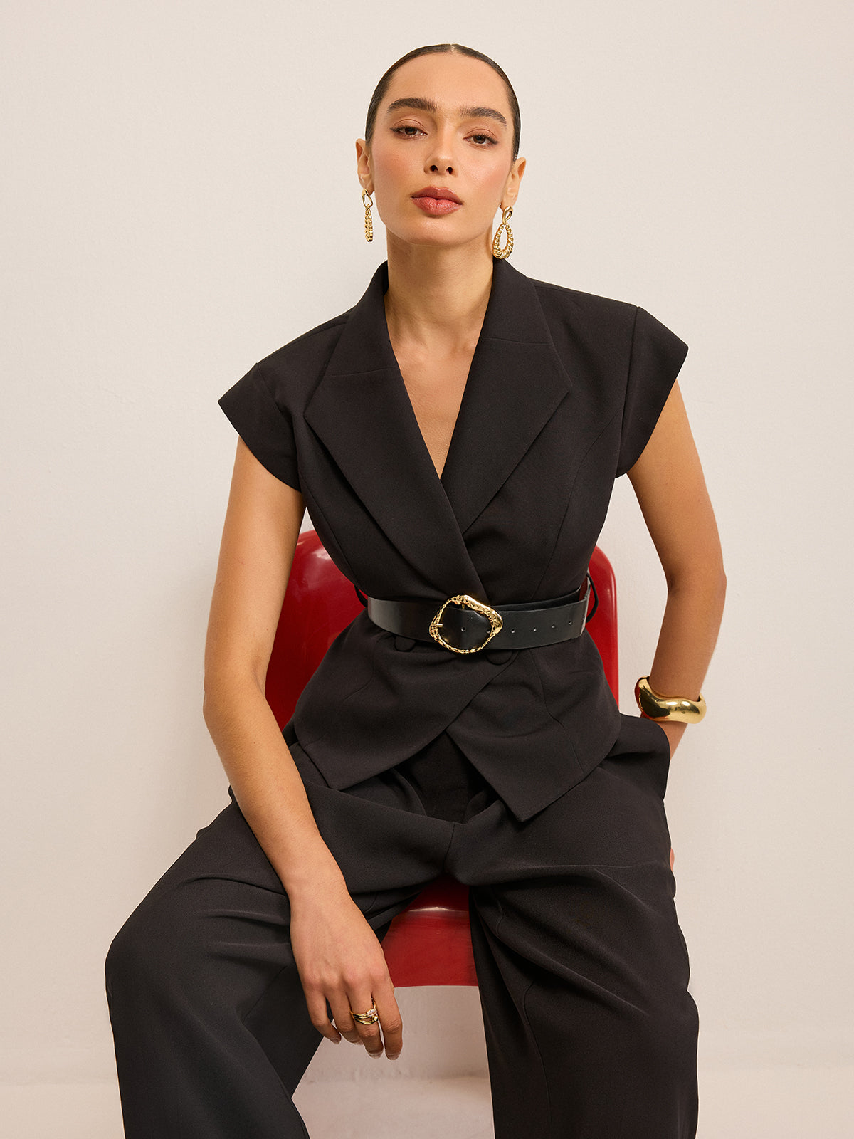 Gilet peplum ceinturé avec détail boucle en métal