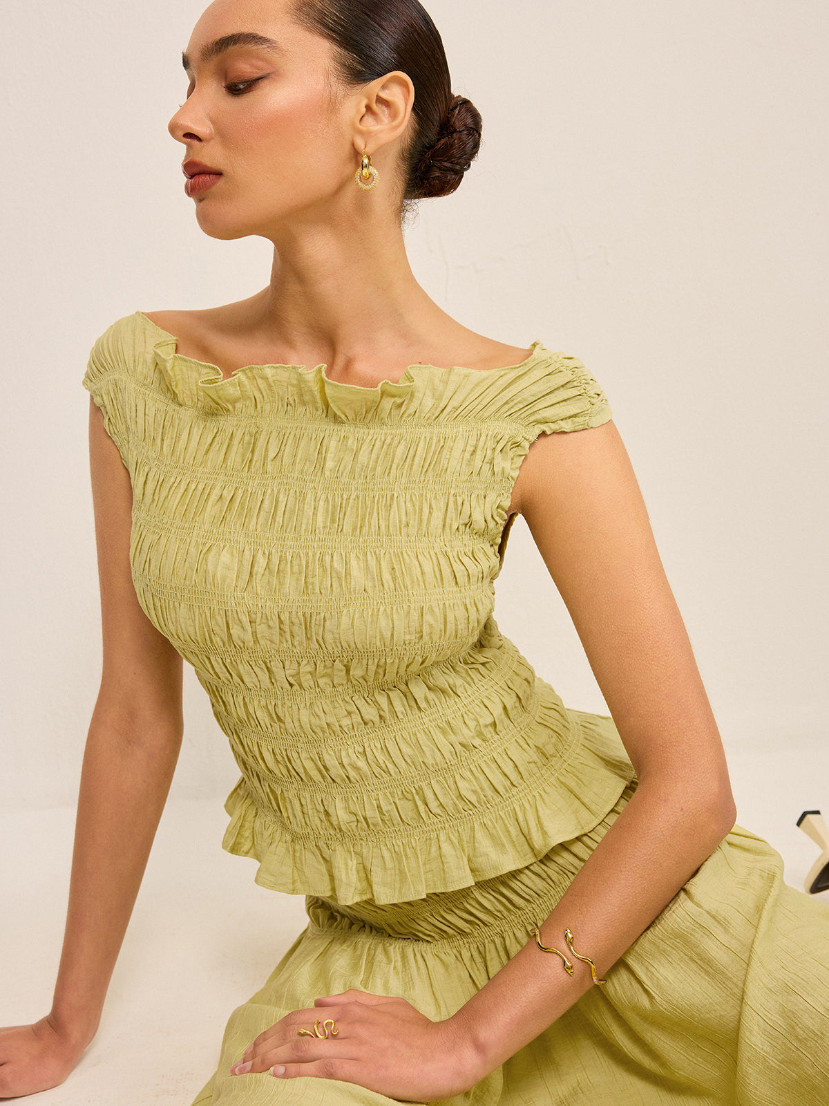 Wendbares, plissiertes Leinentop mit Rüschenausschnitt