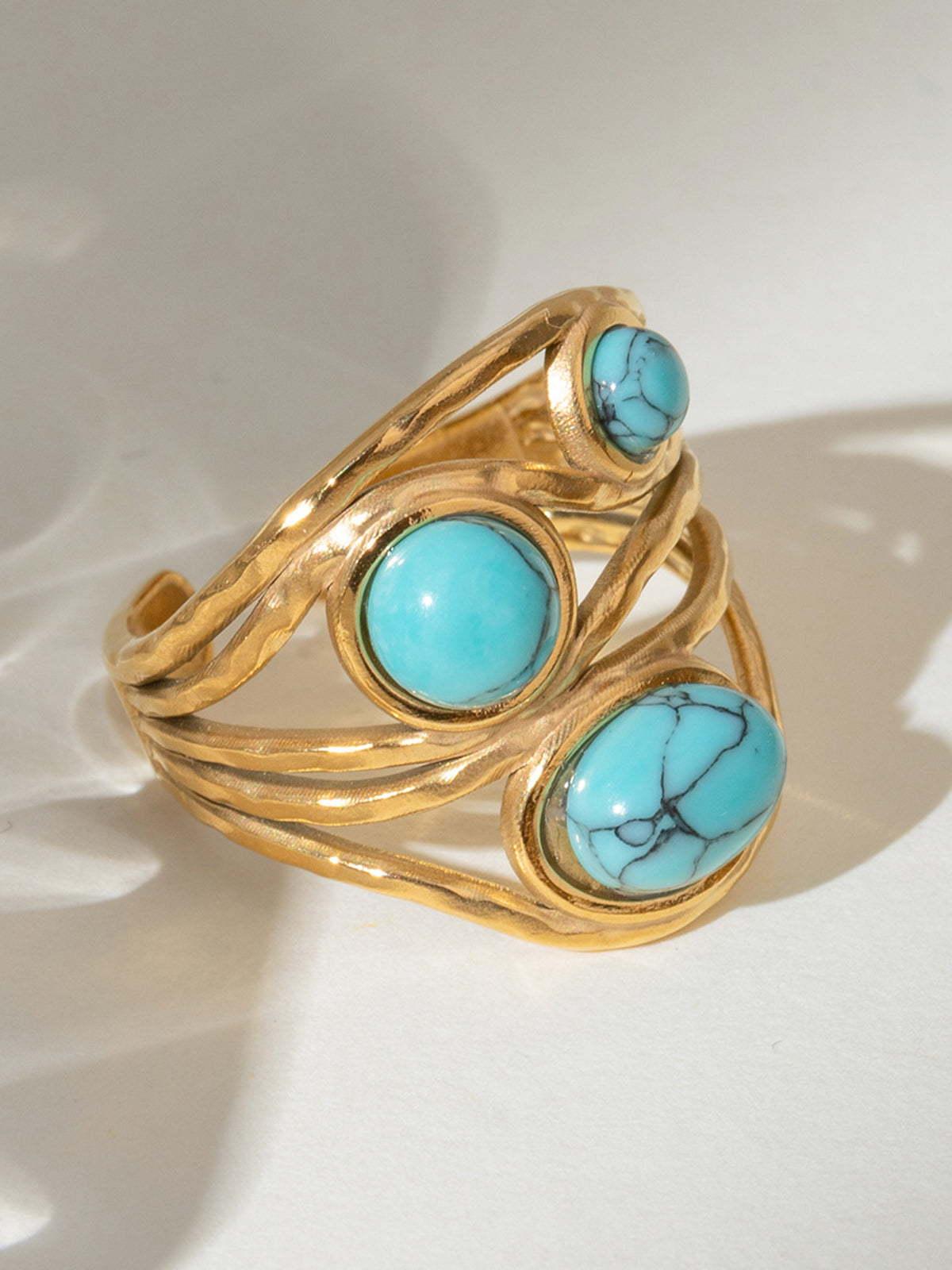 Bague dorée incrustée de turquoise