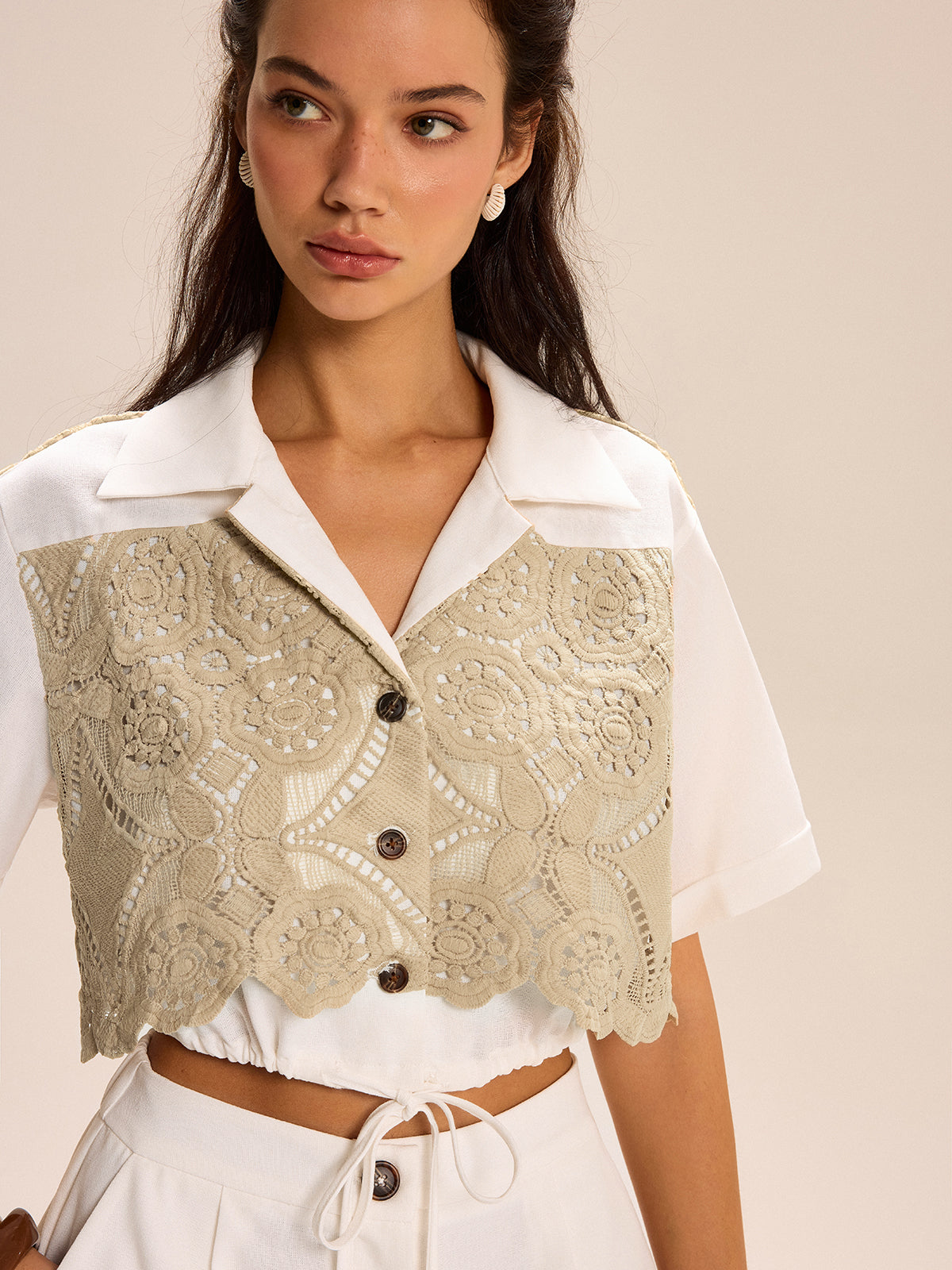 Shorts-Set mit bauchfreiem Oberteil und Spitzeneinsätzen